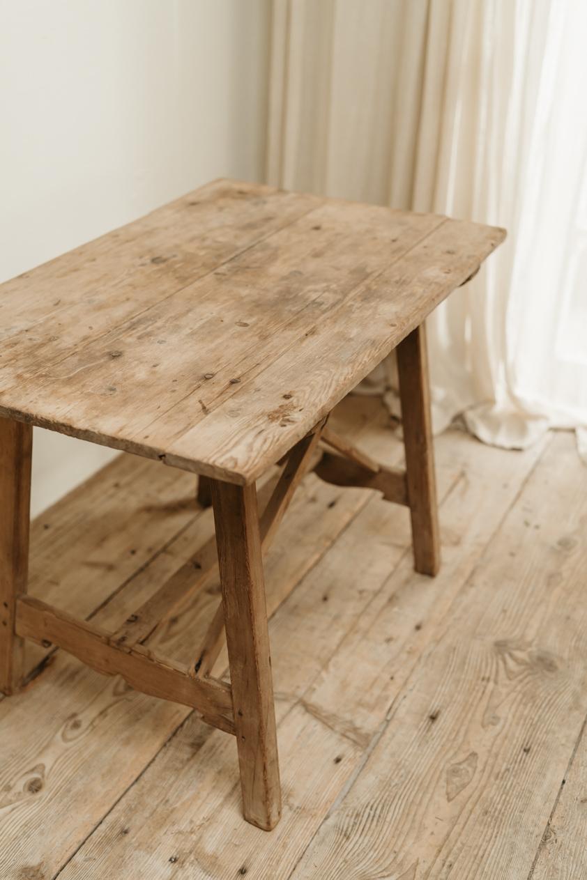 19th century Spanish chestnut table  For Sale 1
