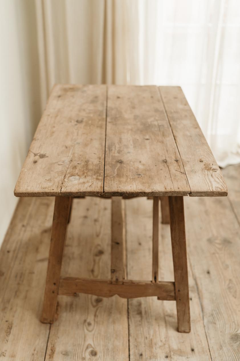 19th century Spanish chestnut table  For Sale 4
