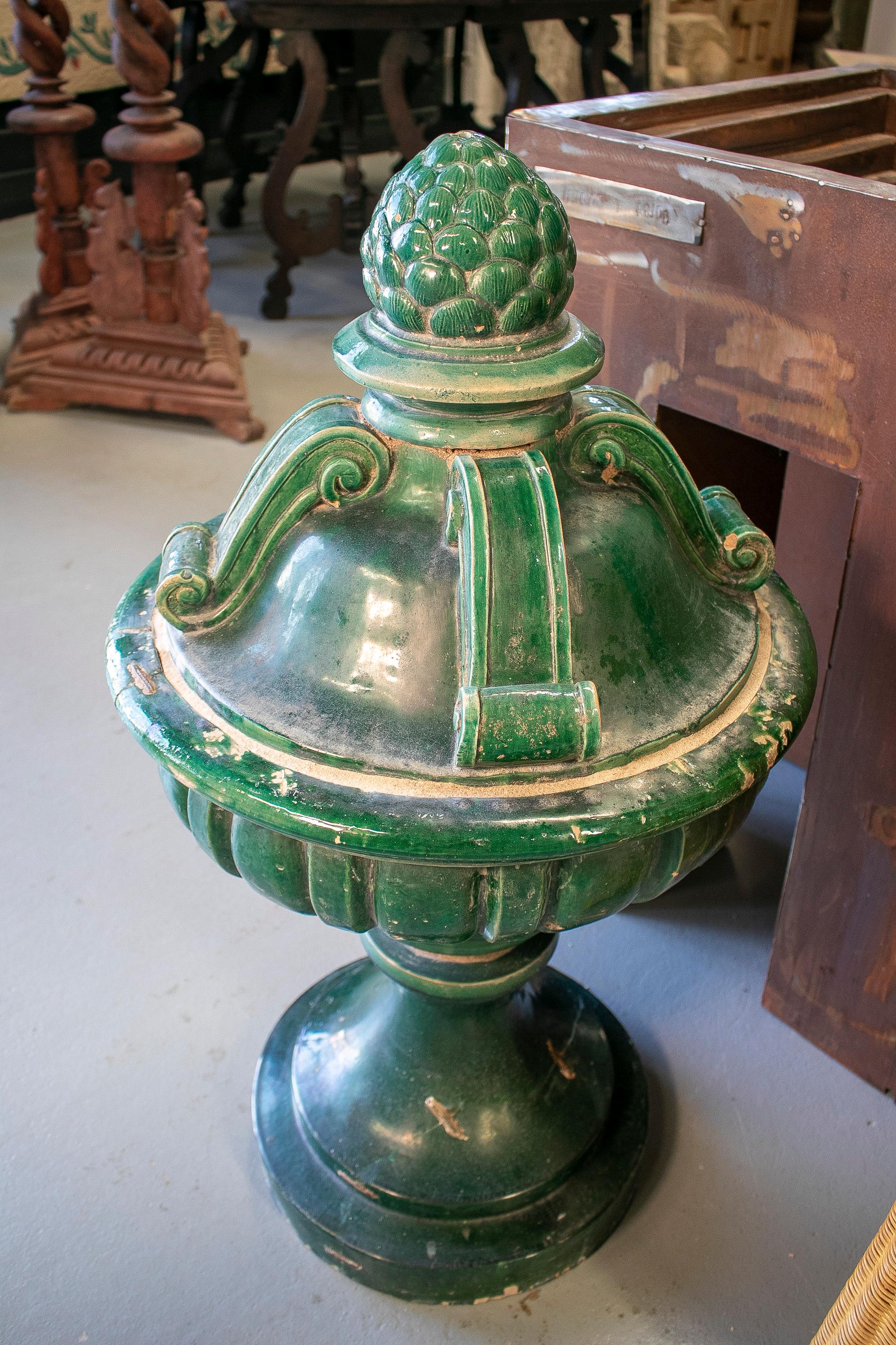 19th Century Spanish Classical Green Glazed Terracotta Finial In Good Condition For Sale In Marbella, ES