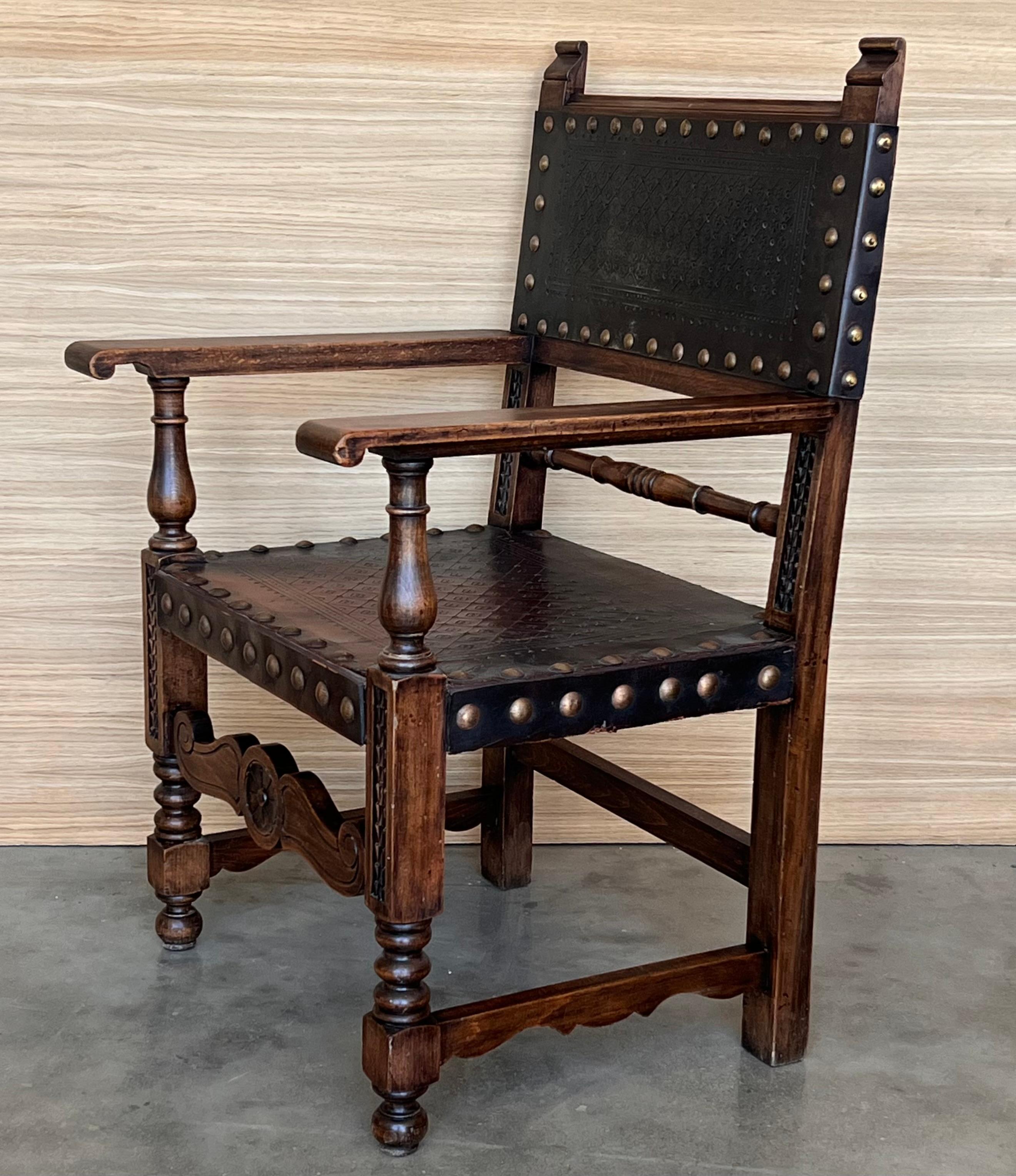 19th Century Spanish Colonial Altar Carved Armchair with Leather Seat and Back In Good Condition For Sale In Miami, FL