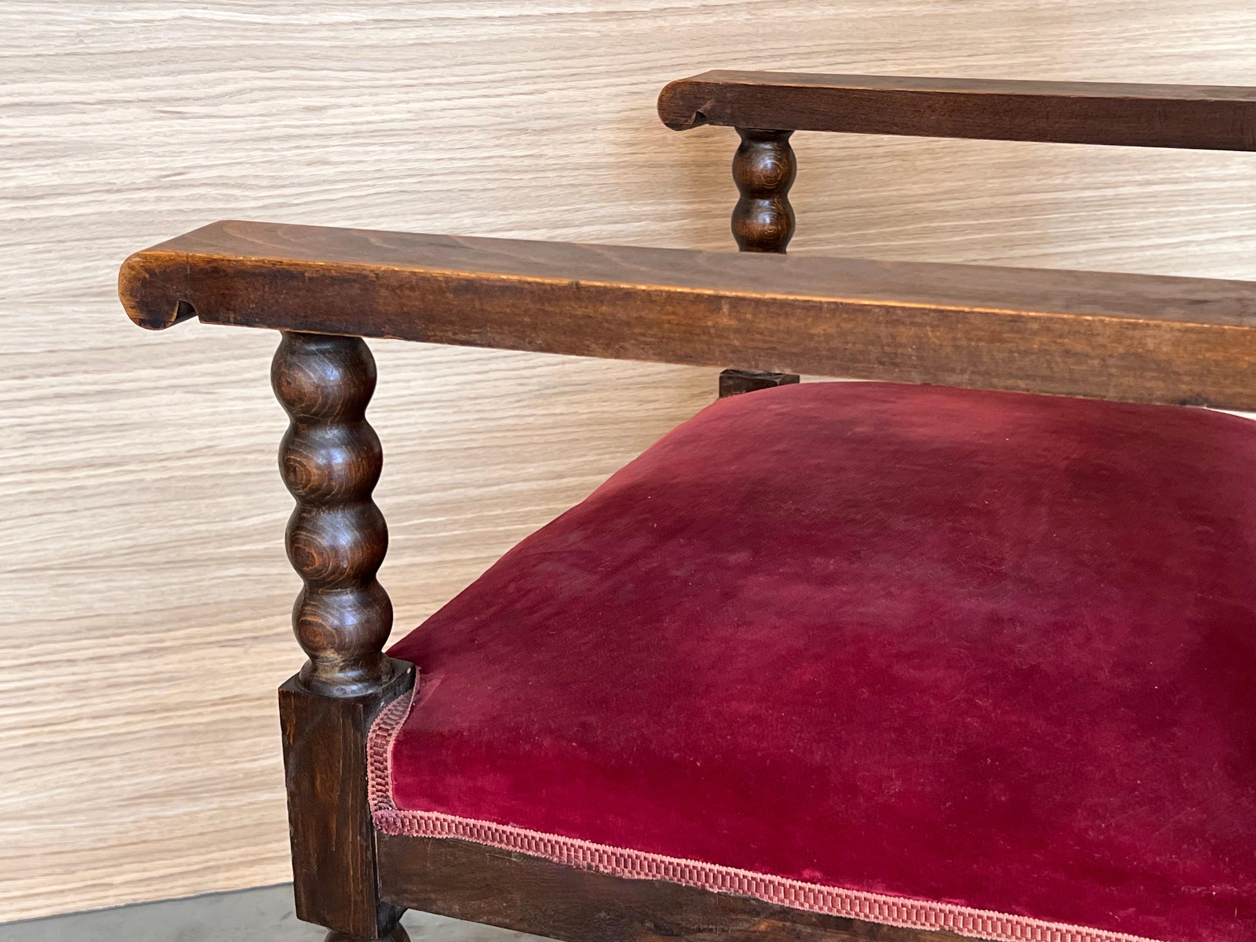 Geschnitzter spanischer Kolonial-Altarsessel des 19. Jahrhunderts mit roter Velve-Sitz und Rückenlehne im Angebot 3