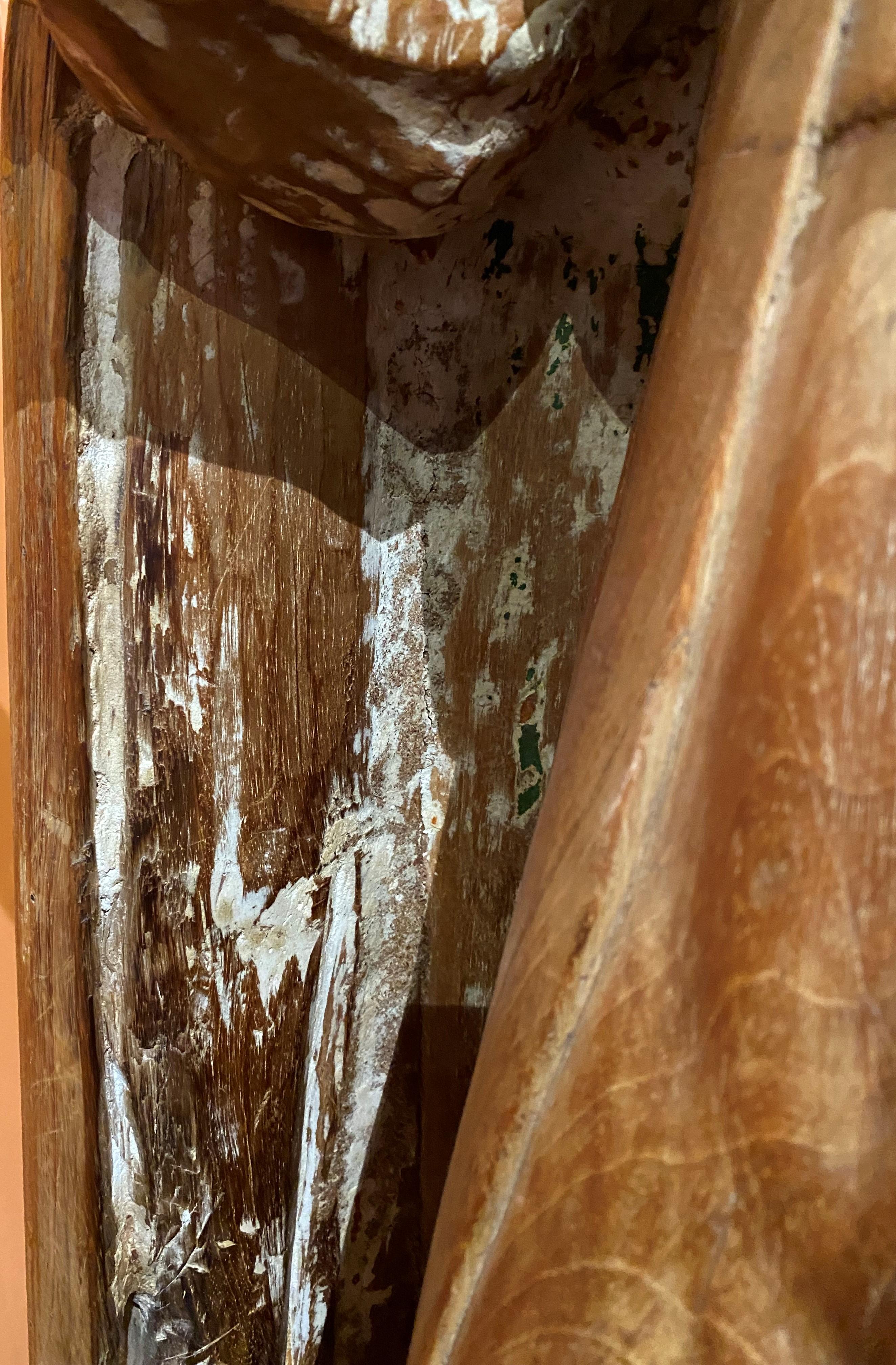 Figura religiosa di vescovo in legno intagliato del XIX secolo in stile coloniale spagnolo in vendita 4
