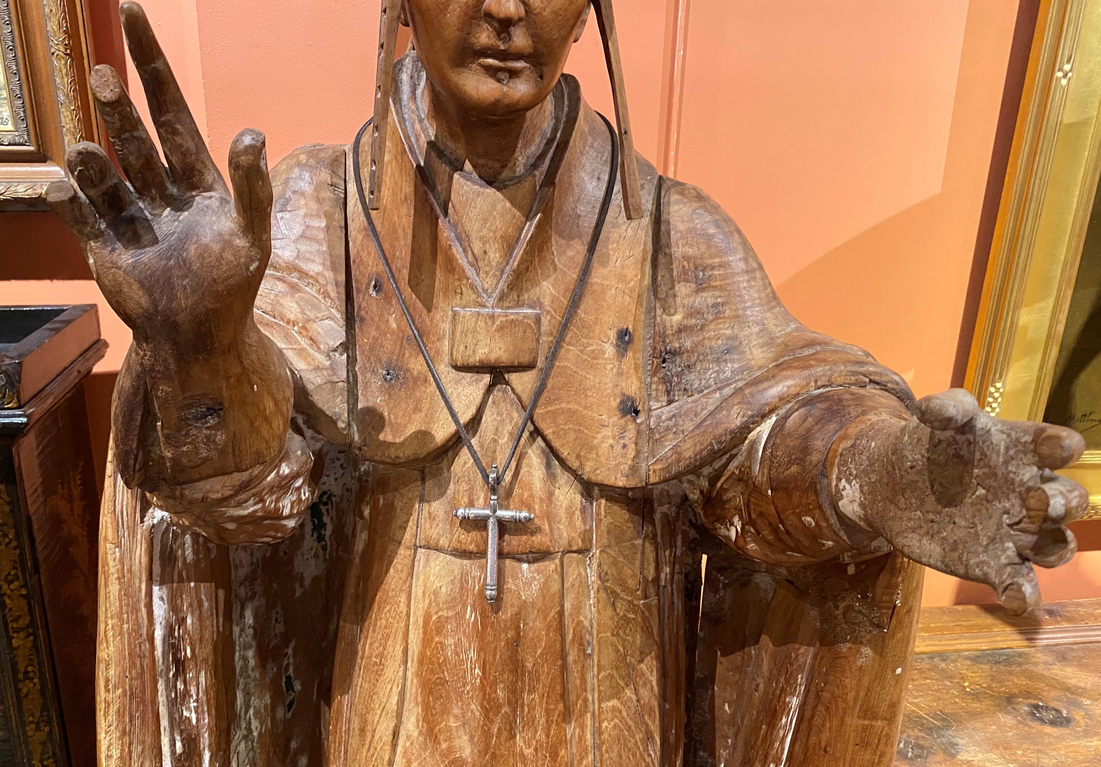 Coloniale spagnolo Figura religiosa di vescovo in legno intagliato del XIX secolo in stile coloniale spagnolo in vendita