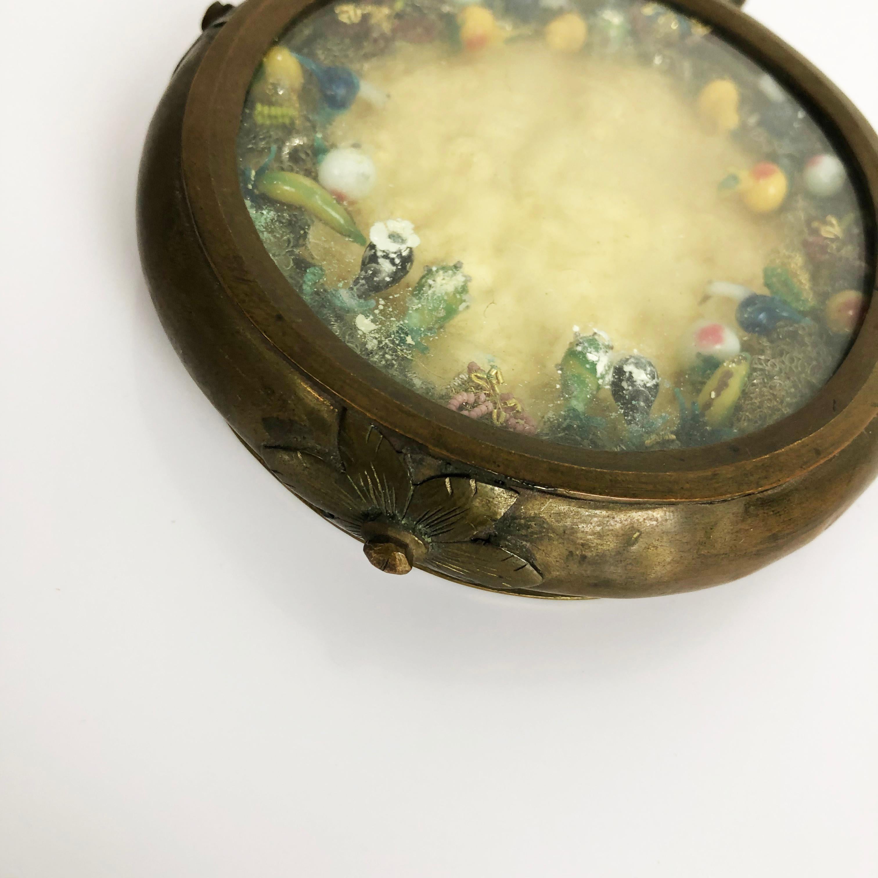 We offer this amazing Reliquary, Inside San José & Niño Dios, with details in blown glass and silver threads.
This type of jewelry always had a great value both for the materials in which they were made and for their religious content.