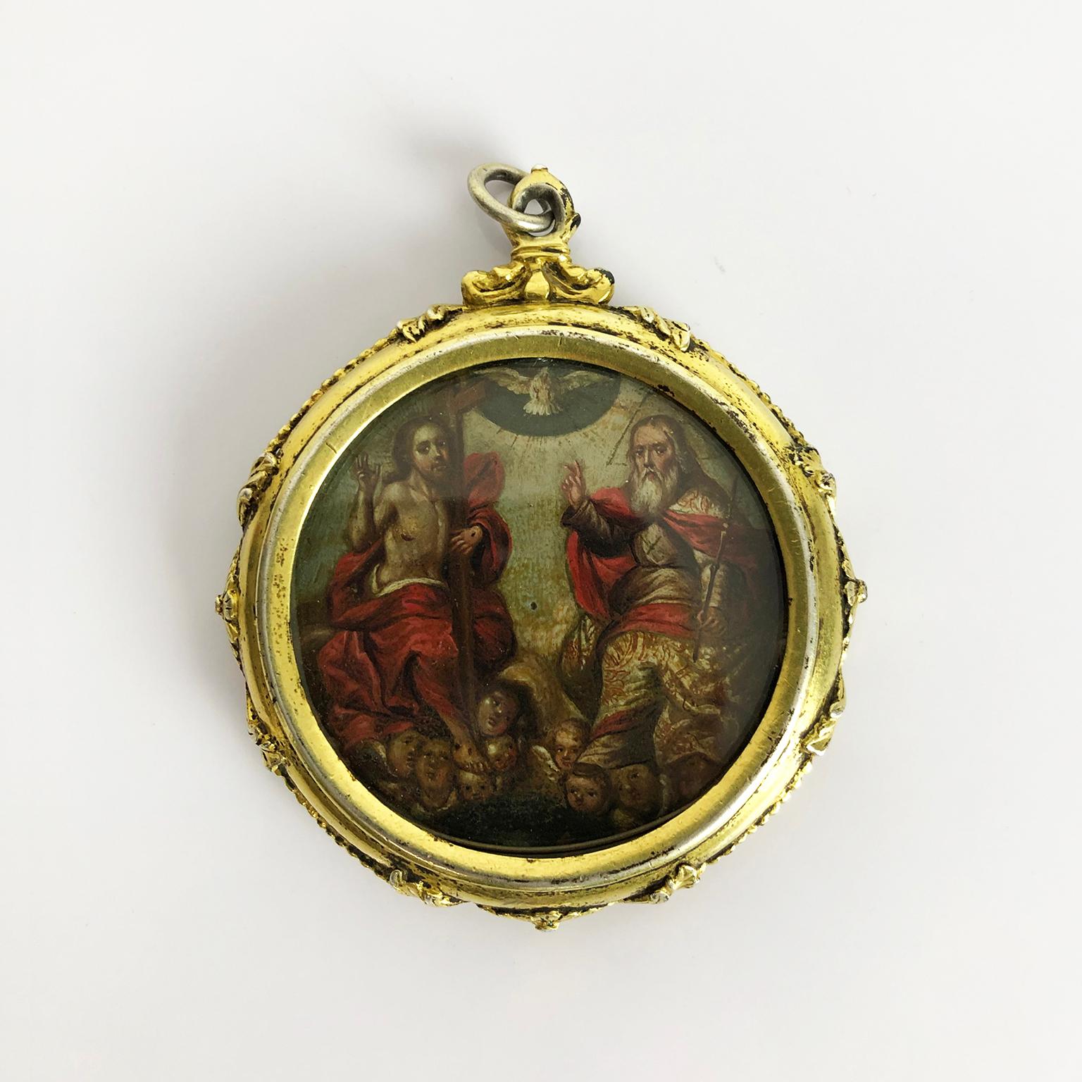 We offer this amazing double face reliquary made in brass, inside we can see the image of San José, La Virgen Maria y El Niño Dios. This type of jewelry always had a great value both for the materials in which they were made and for their religious