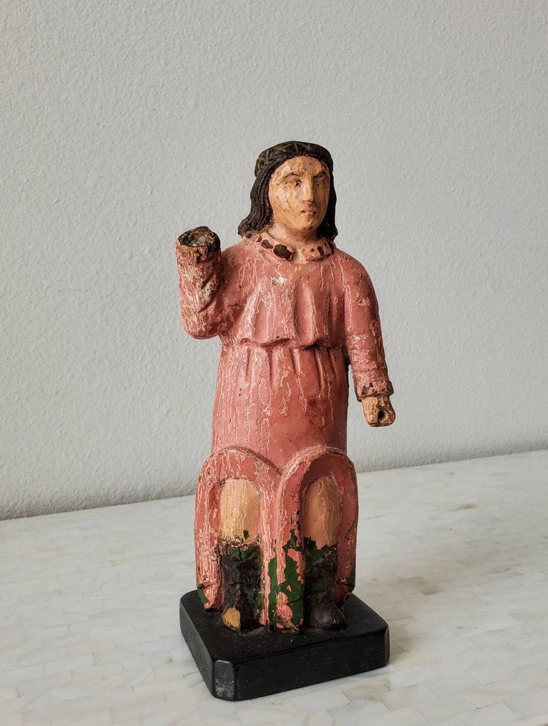 Une ancienne figure d'autel d'église santo de la période coloniale espagnole, sculptée et peinte à la main. Née au Mexique dans la première moitié du XIXe siècle, cette sculpture d'art populaire religieux représente un archange, avec une peinture