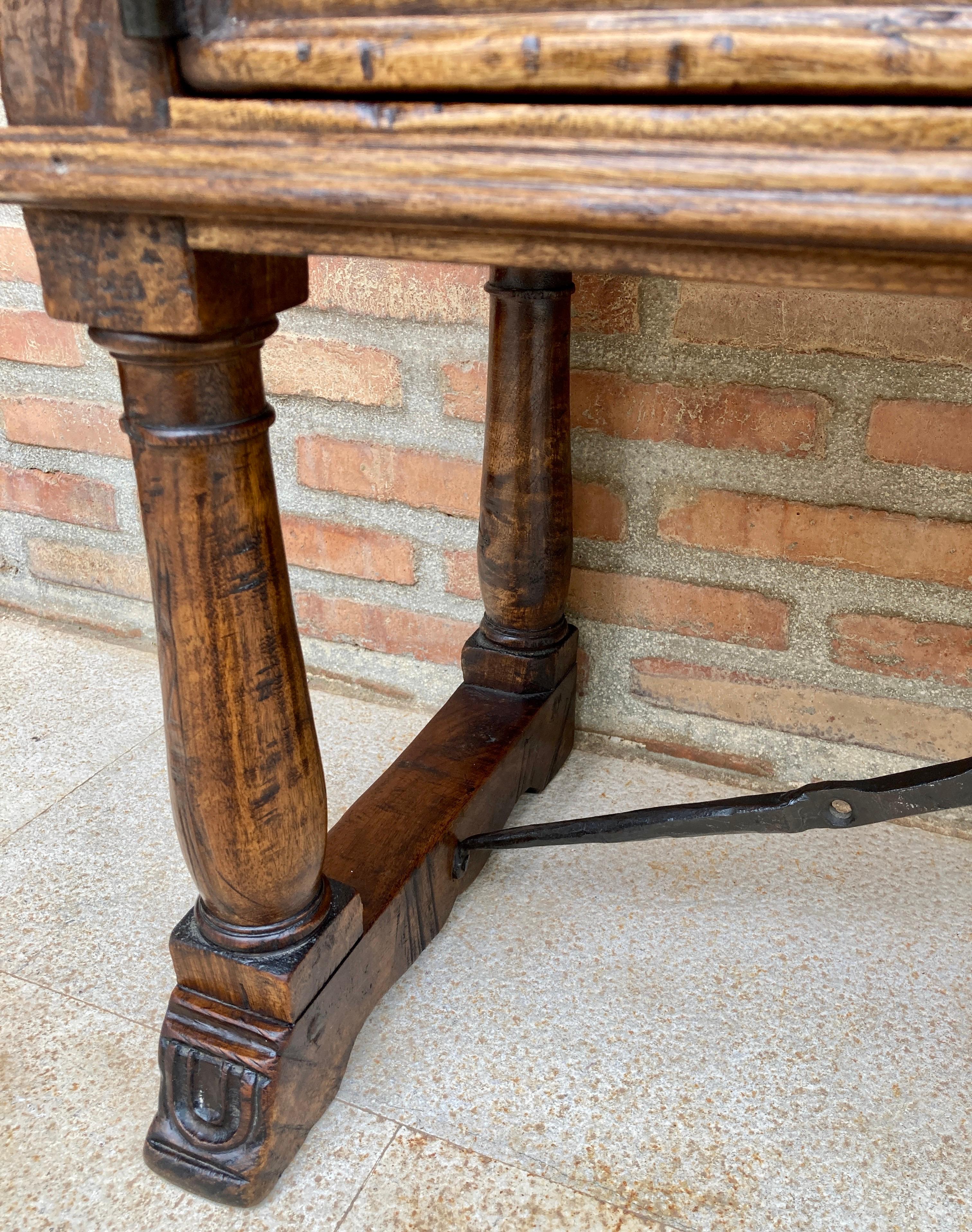 19th Century Spanish Console Table in Walnut For Sale 3