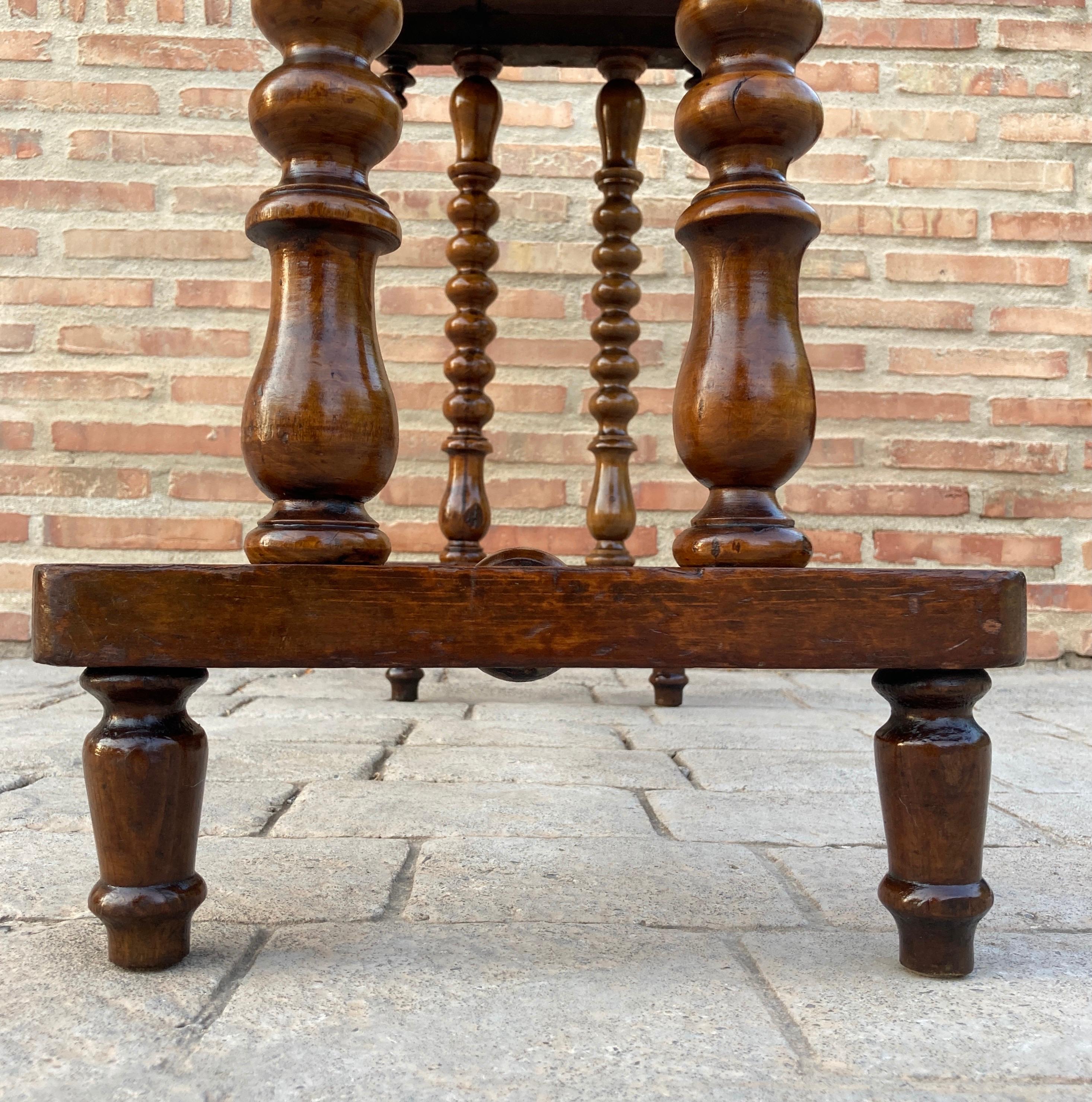 Table console espagnole du XIXe siècle avec plateau en parqueterie et pieds tournés en vente 7