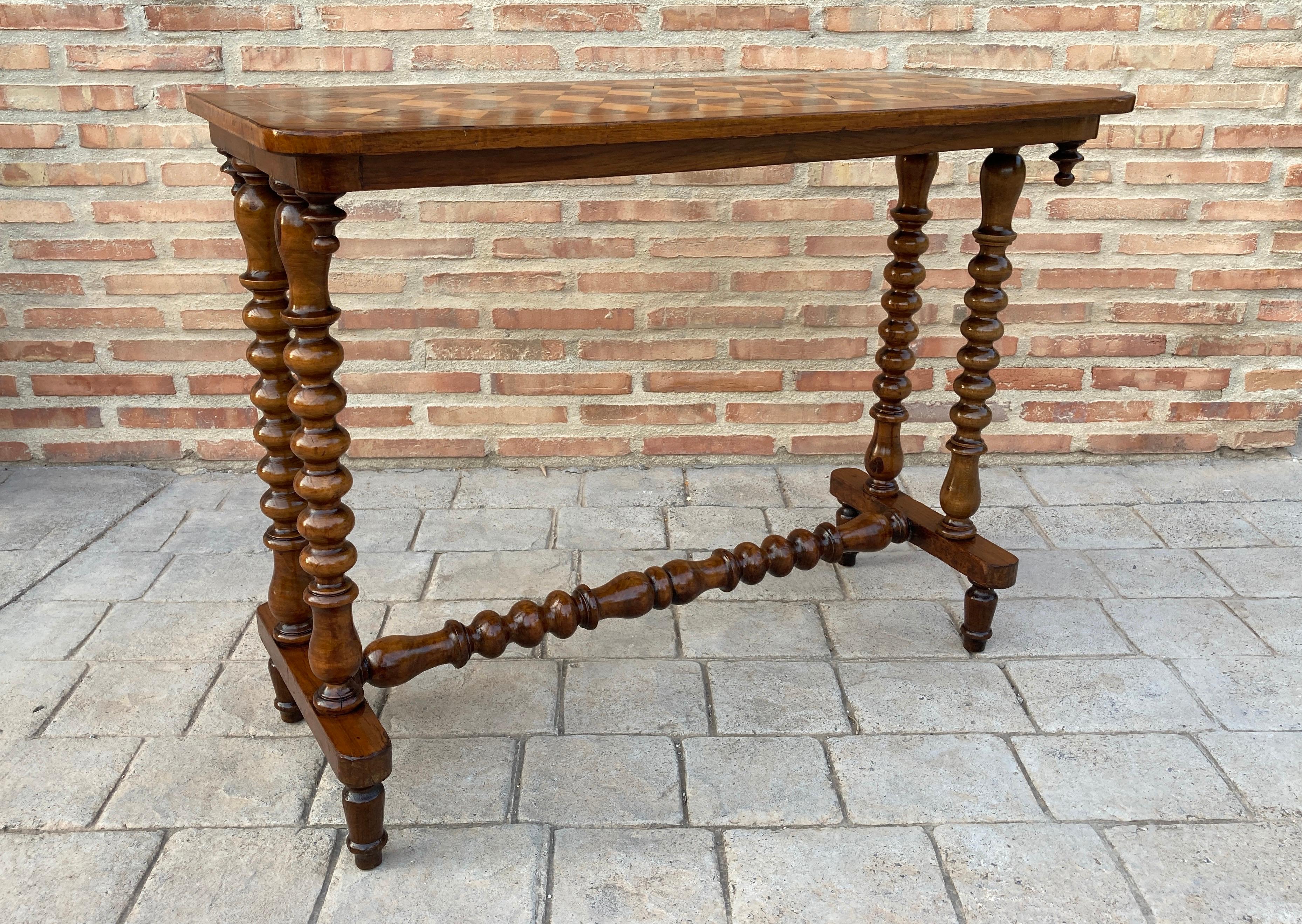 table console espagnole du 19ème siècle avec plateau en parquet et pieds tournés, elle a un brancard en bois tourné.