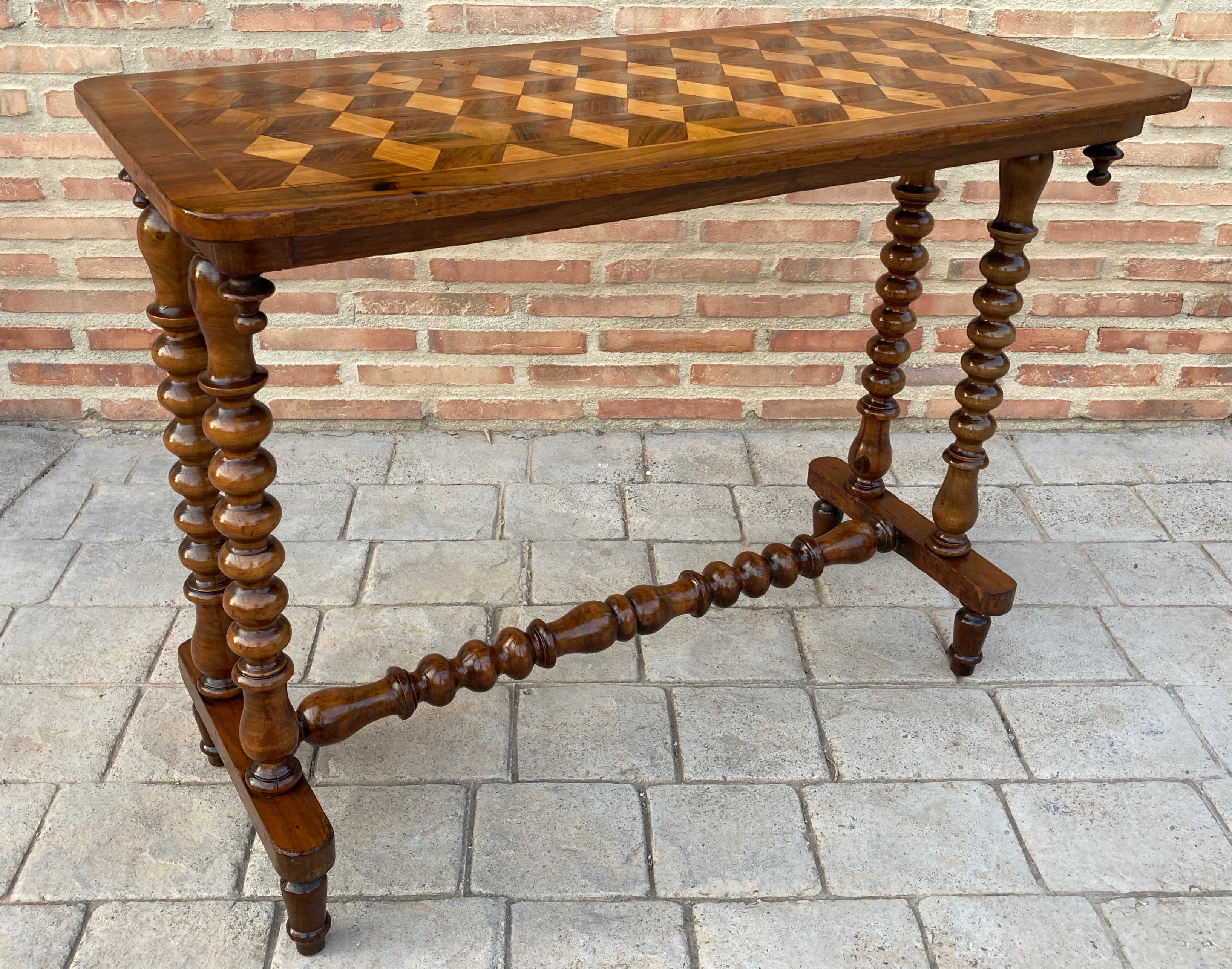 Colonial espagnol Table console espagnole du XIXe siècle avec plateau en parqueterie et pieds tournés en vente