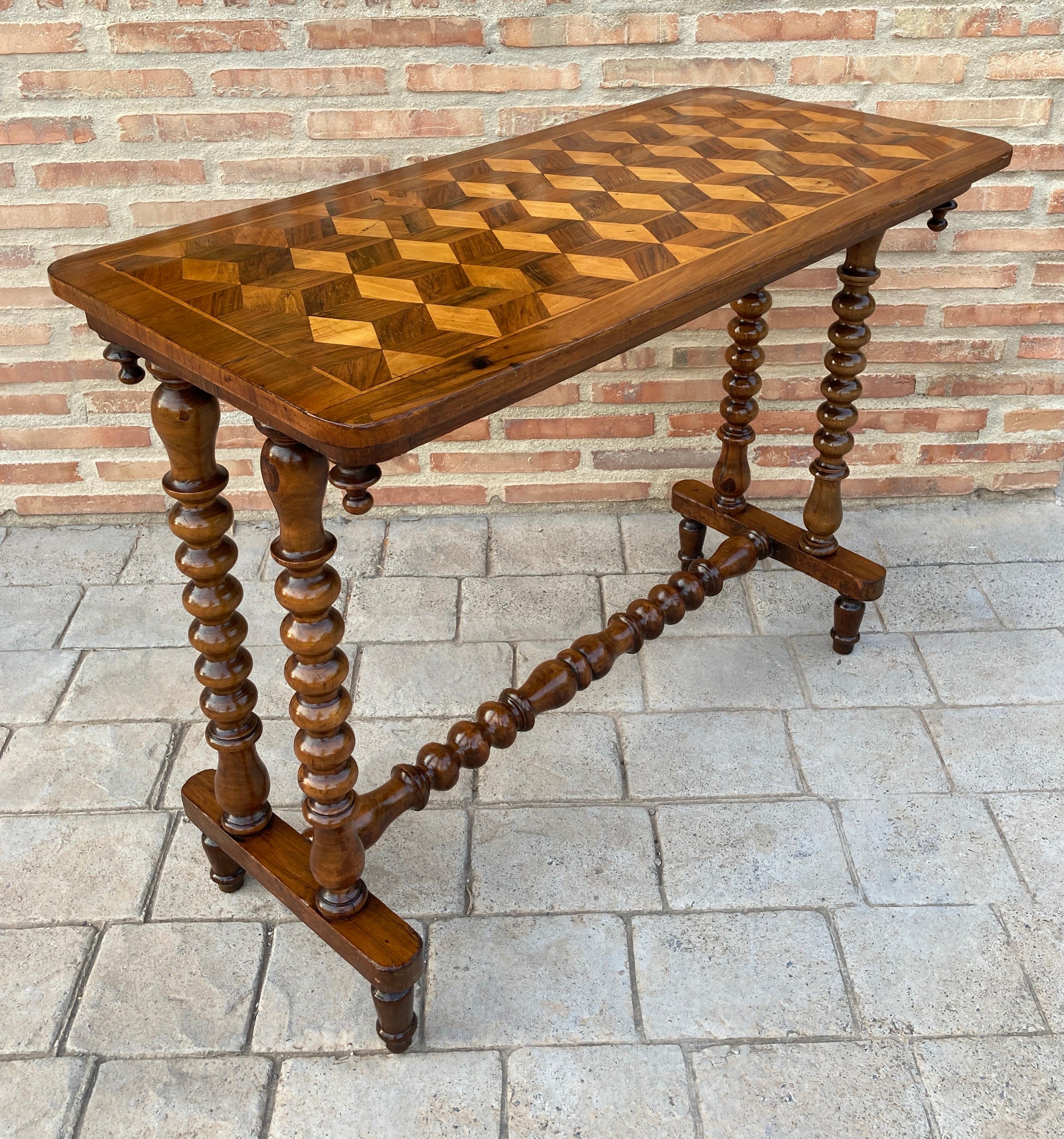 Table console espagnole du XIXe siècle avec plateau en parqueterie et pieds tournés Bon état - En vente à Miami, FL