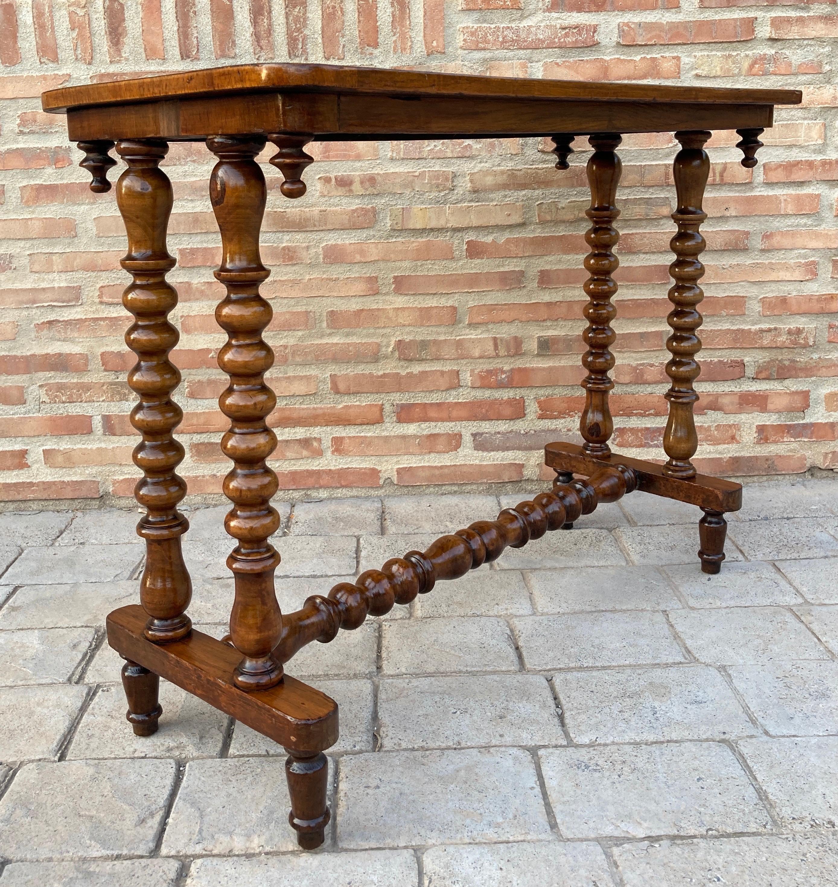 Noyer Table console espagnole du XIXe siècle avec plateau en parqueterie et pieds tournés en vente