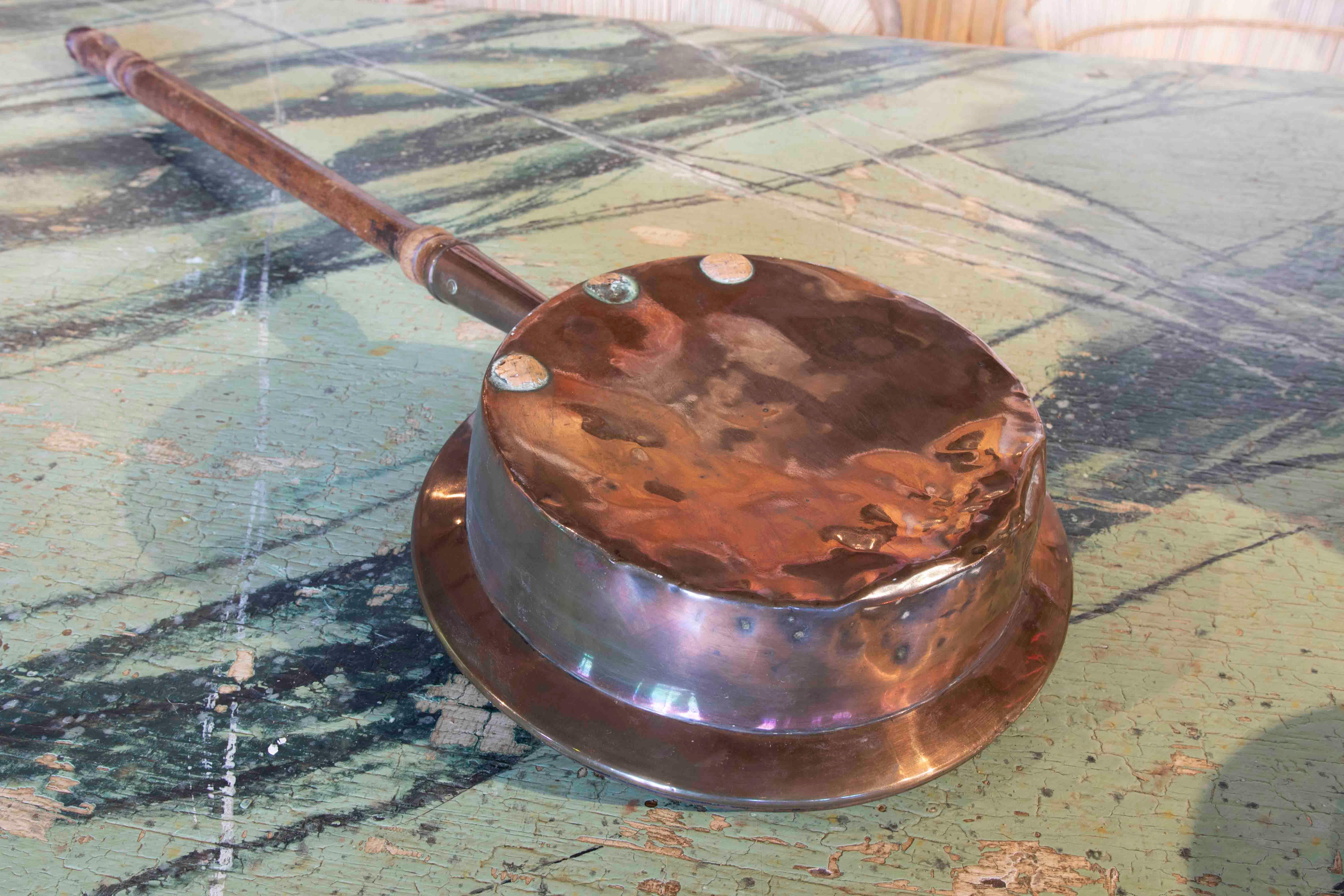 XIXe siècle Warmeur de chevet espagnol du 19ème siècle en cuivre avec poignée en bois en vente