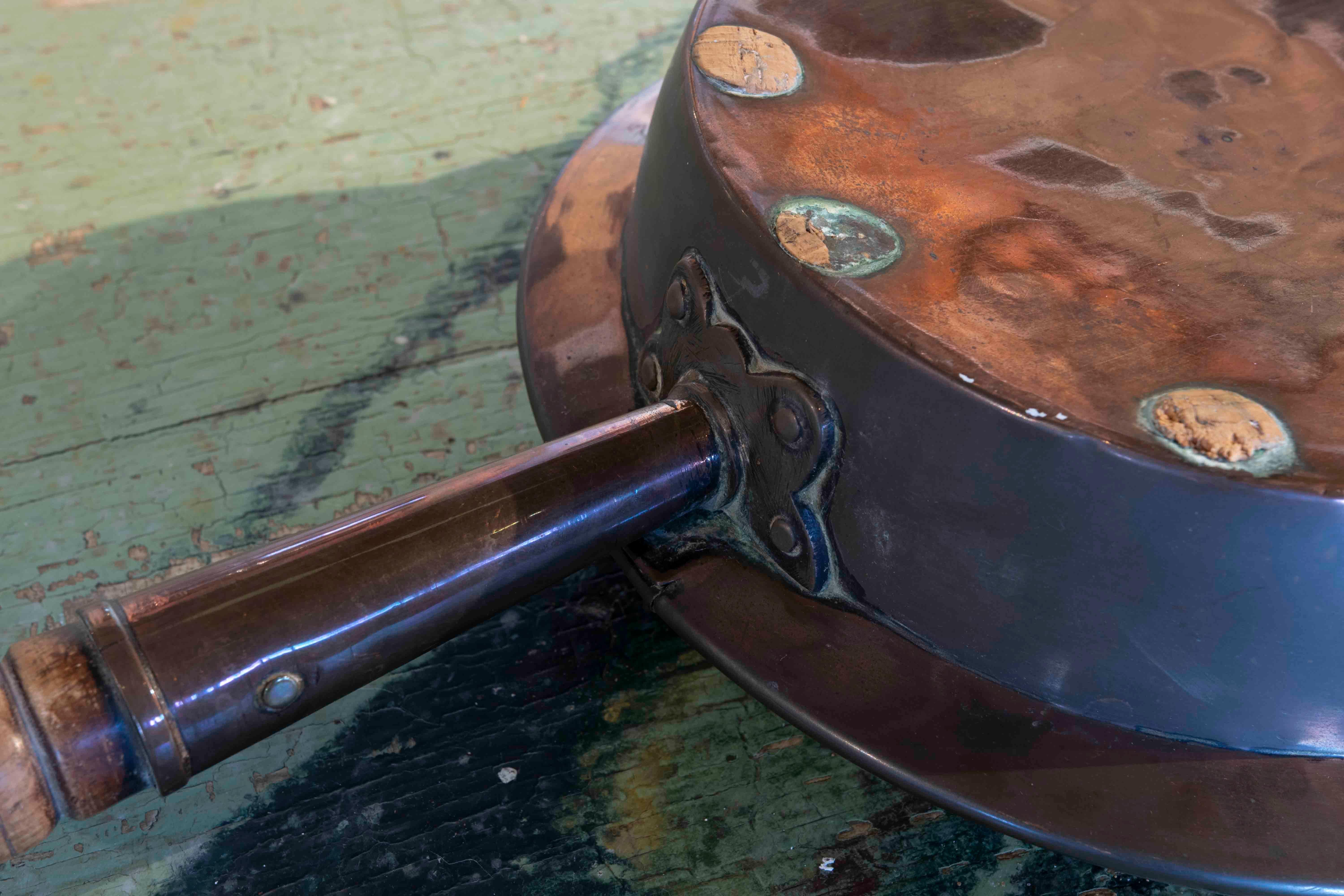 Warmeur de chevet espagnol du 19ème siècle en cuivre avec poignée en bois en vente 3