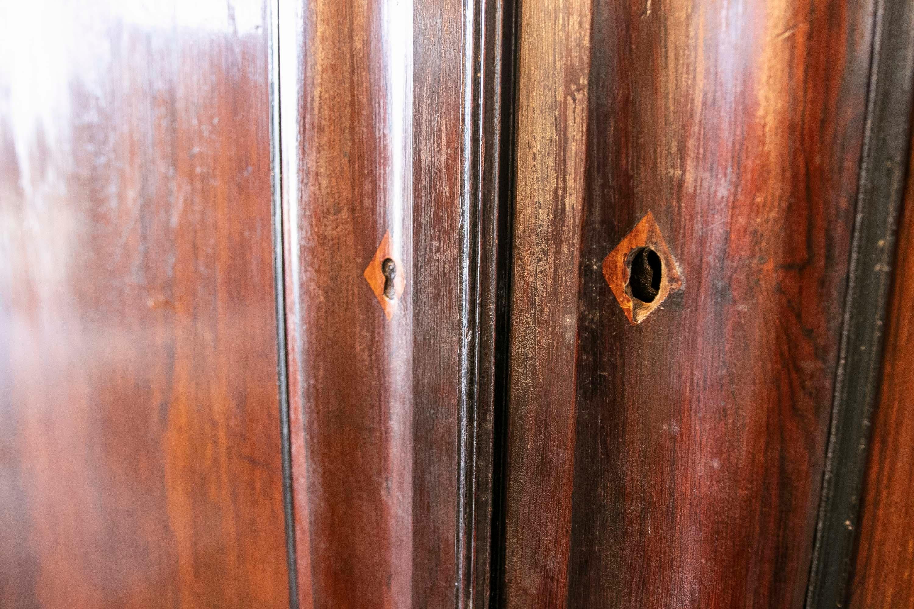 Spanischer Schrank des 19. Jahrhunderts mit Türen und Schubladen aus Palisanderholz und Zitronenholz im Angebot 14
