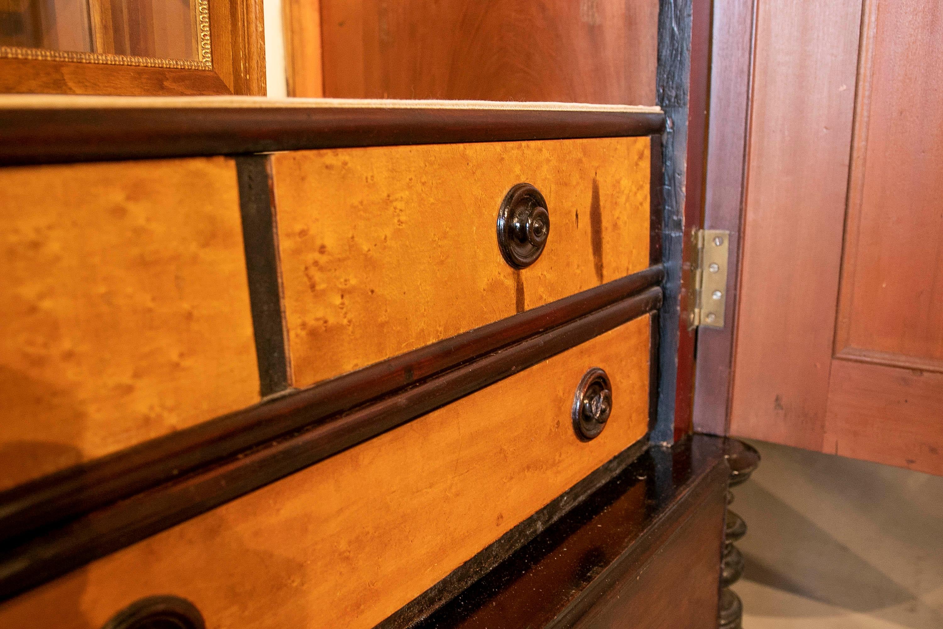 Spanischer Schrank des 19. Jahrhunderts mit Türen und Schubladen aus Palisanderholz und Zitronenholz im Angebot 4