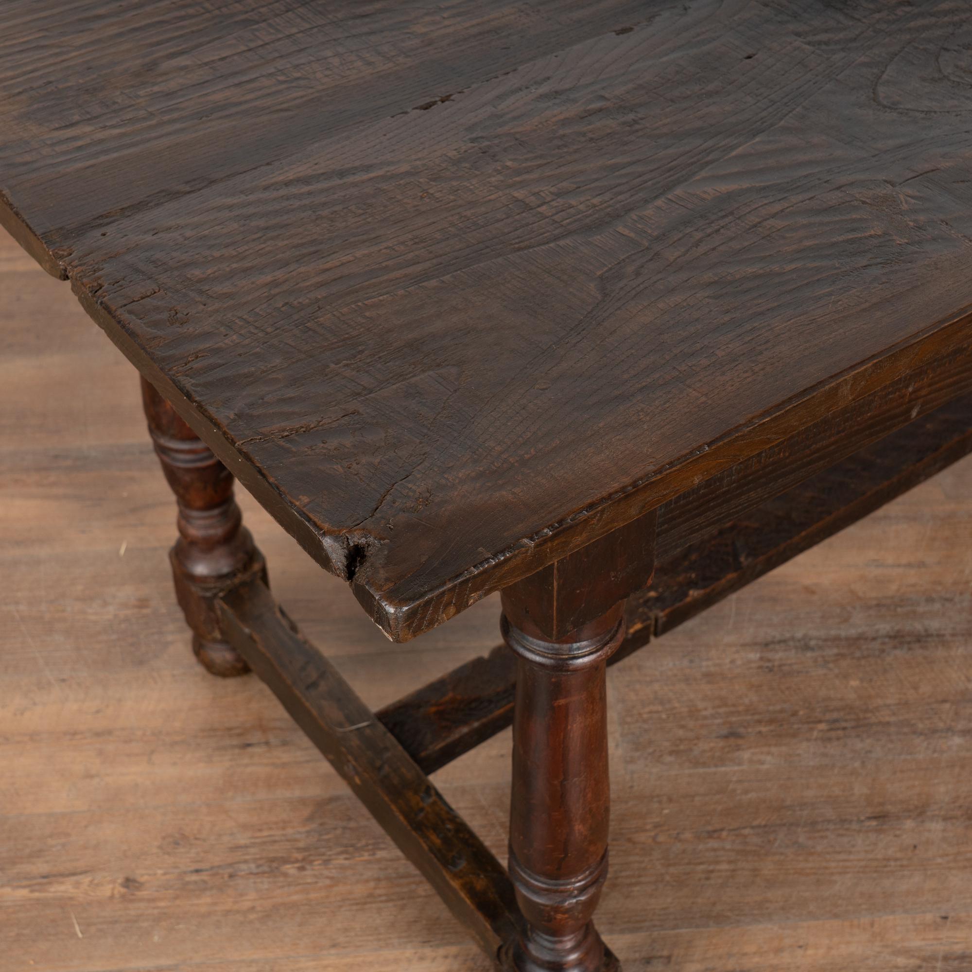 Table console espagnole en noyer foncé du 19e siècle en vente 2