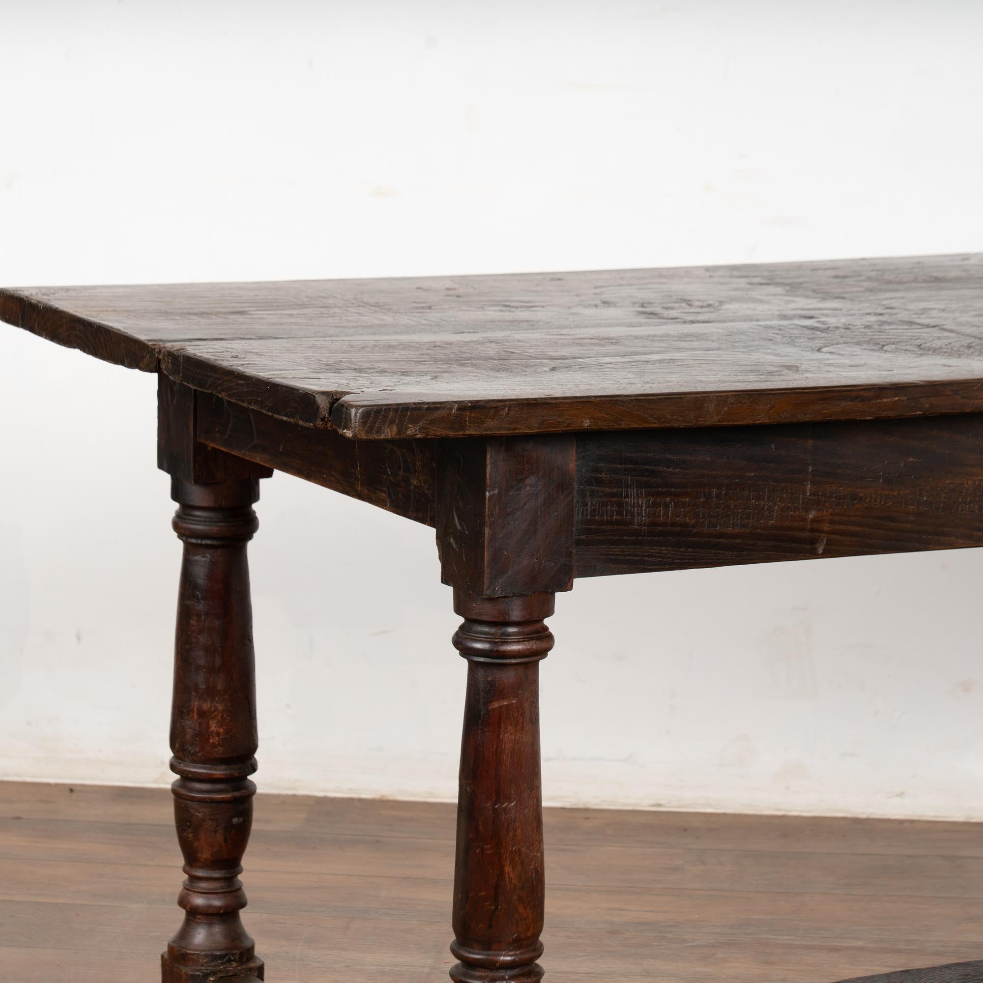Table console espagnole en noyer foncé du 19e siècle en vente 3