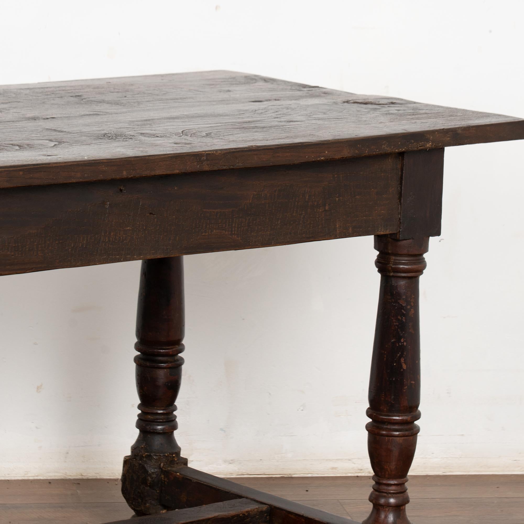 Table console espagnole en noyer foncé du 19e siècle en vente 4