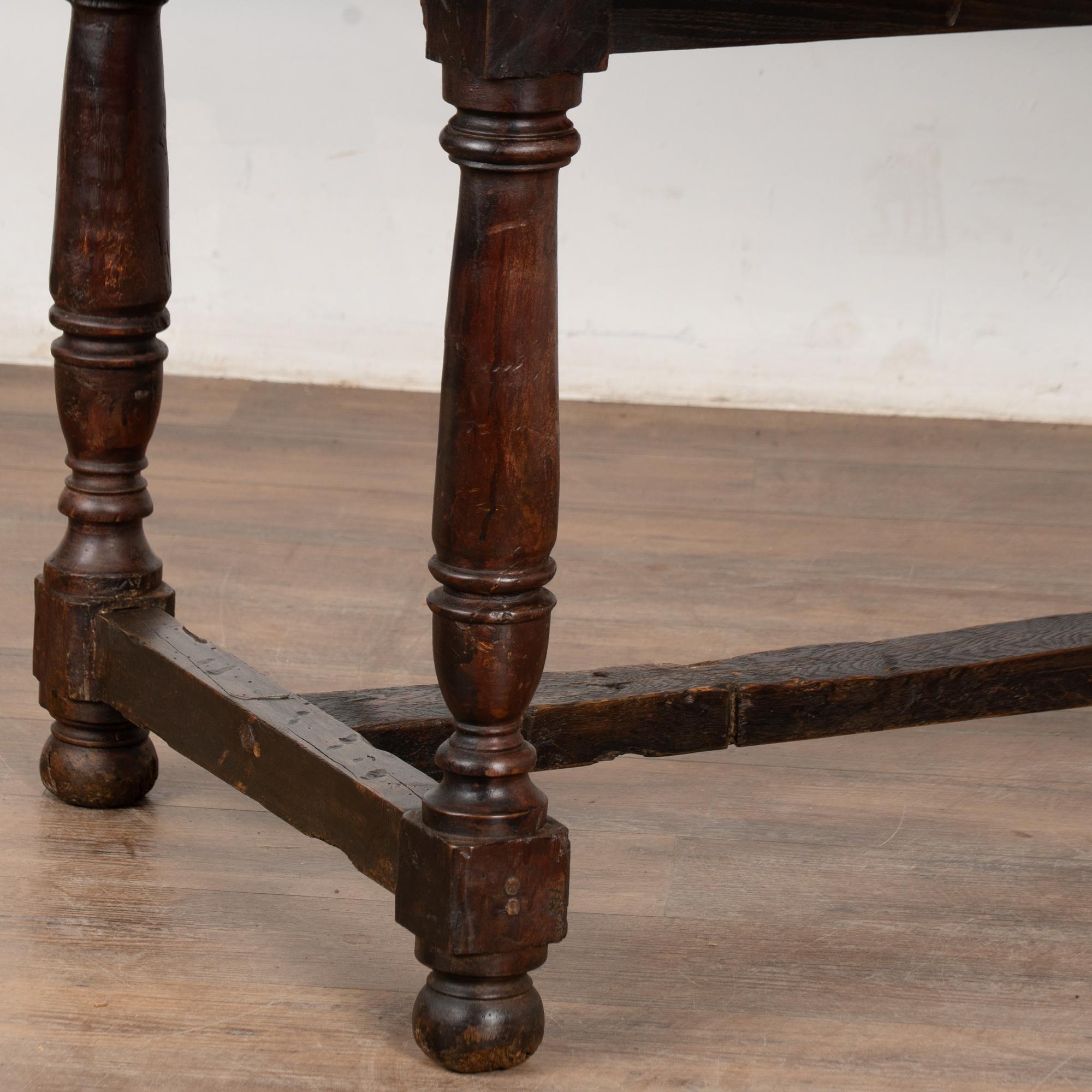 Table console espagnole en noyer foncé du 19e siècle en vente 5
