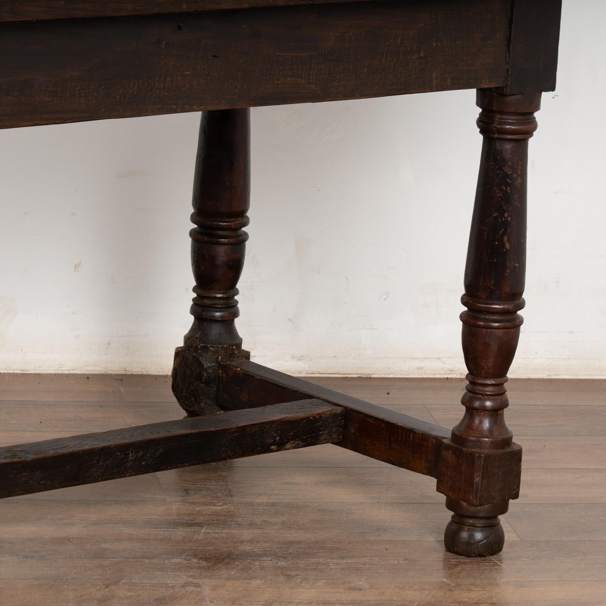 Table console espagnole en noyer foncé du 19e siècle en vente 6
