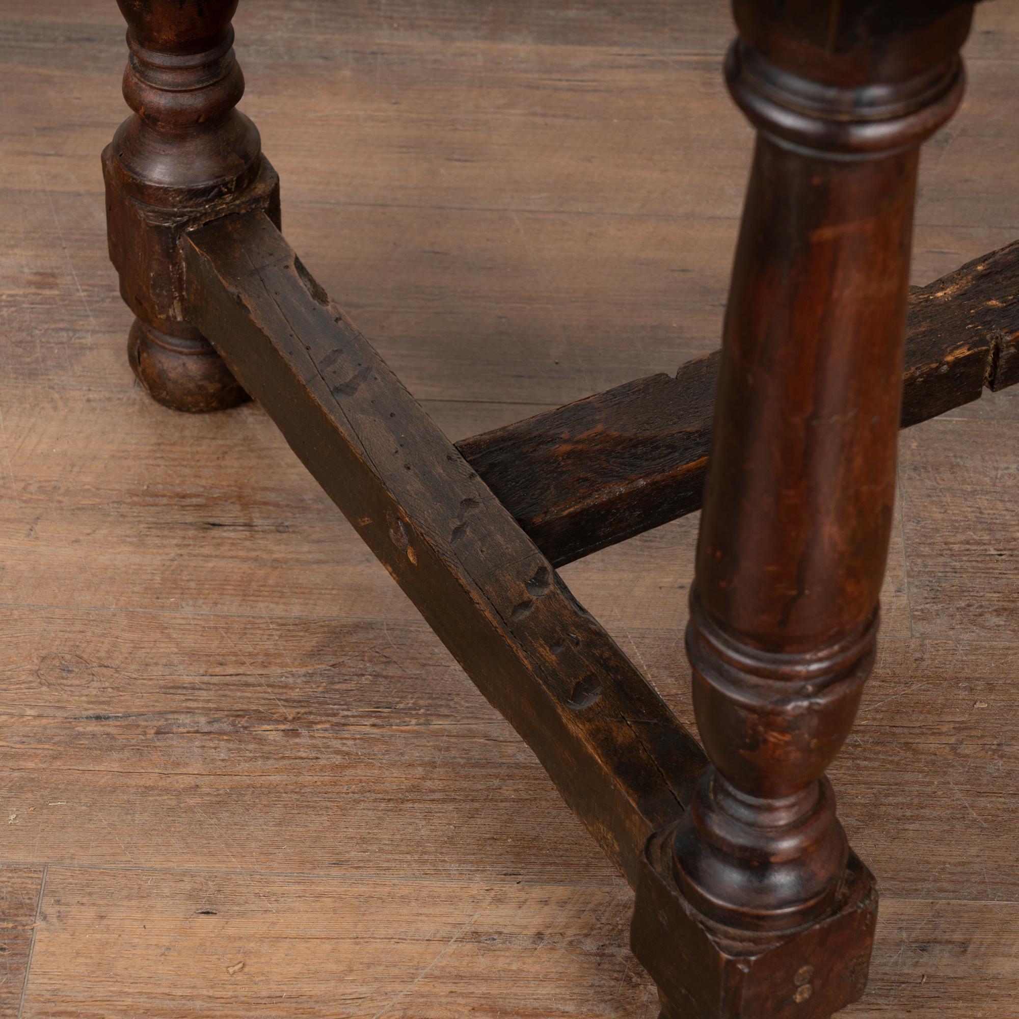 Table console espagnole en noyer foncé du 19e siècle en vente 7