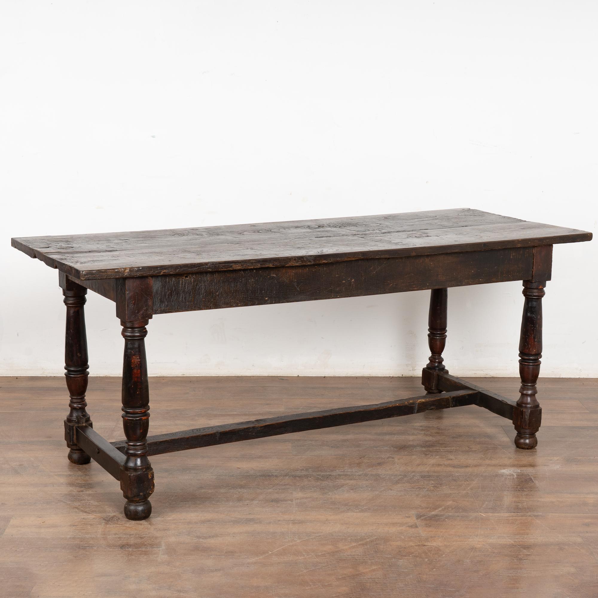 Table console espagnole en noyer foncé du 19e siècle en vente 8