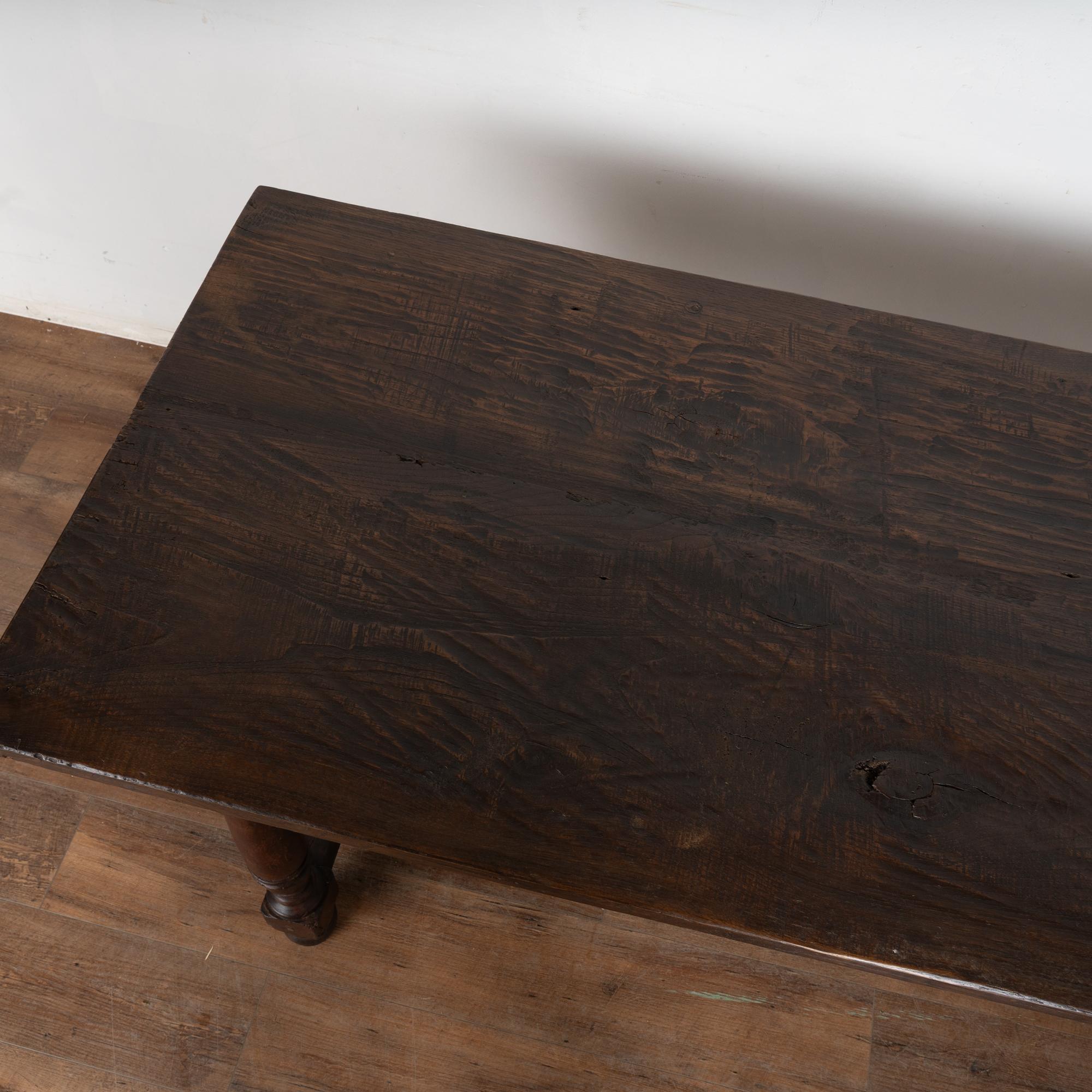 Fait main Table console espagnole en noyer foncé du 19e siècle en vente