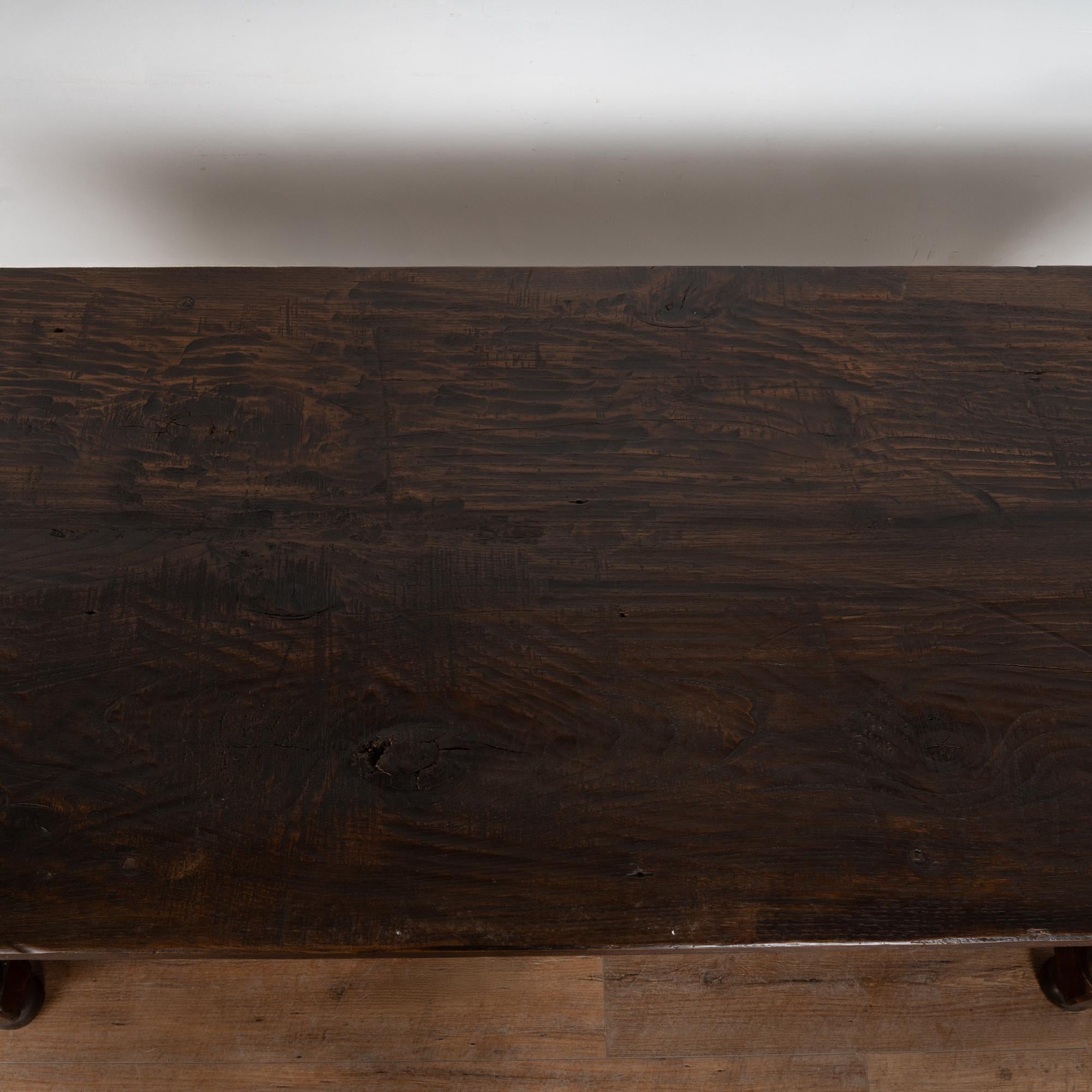 Table console espagnole en noyer foncé du 19e siècle État moyen - En vente à Round Top, TX