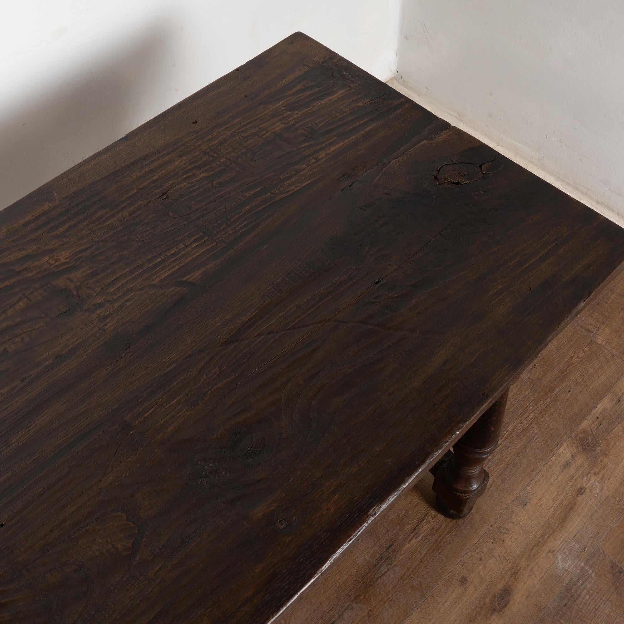 Table console espagnole en noyer foncé du 19e siècle en vente 1