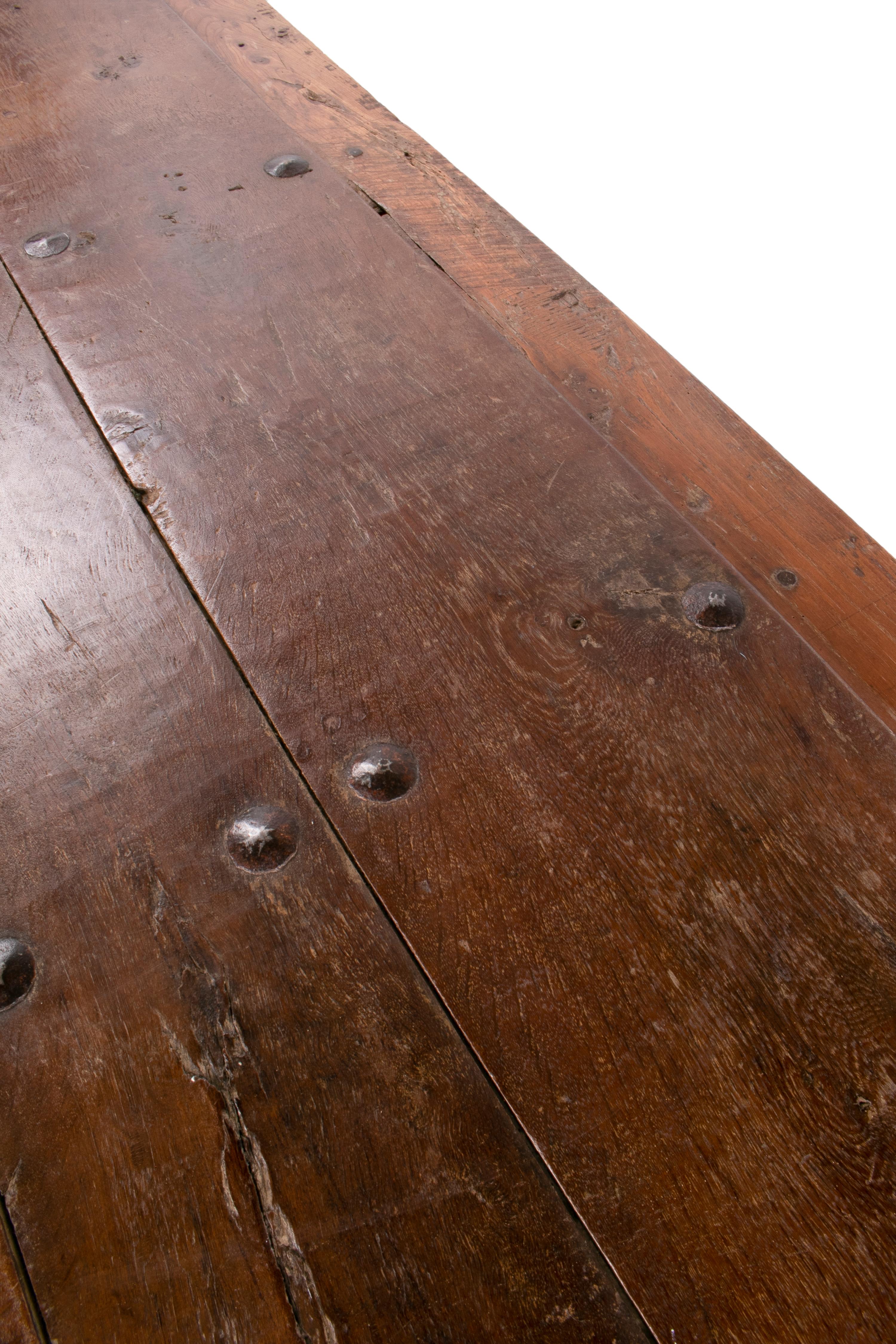 Spanische Tür aus dem 19. Jahrhundert mit Eisennägeln, umgewandelt in einen Tisch im Angebot 6