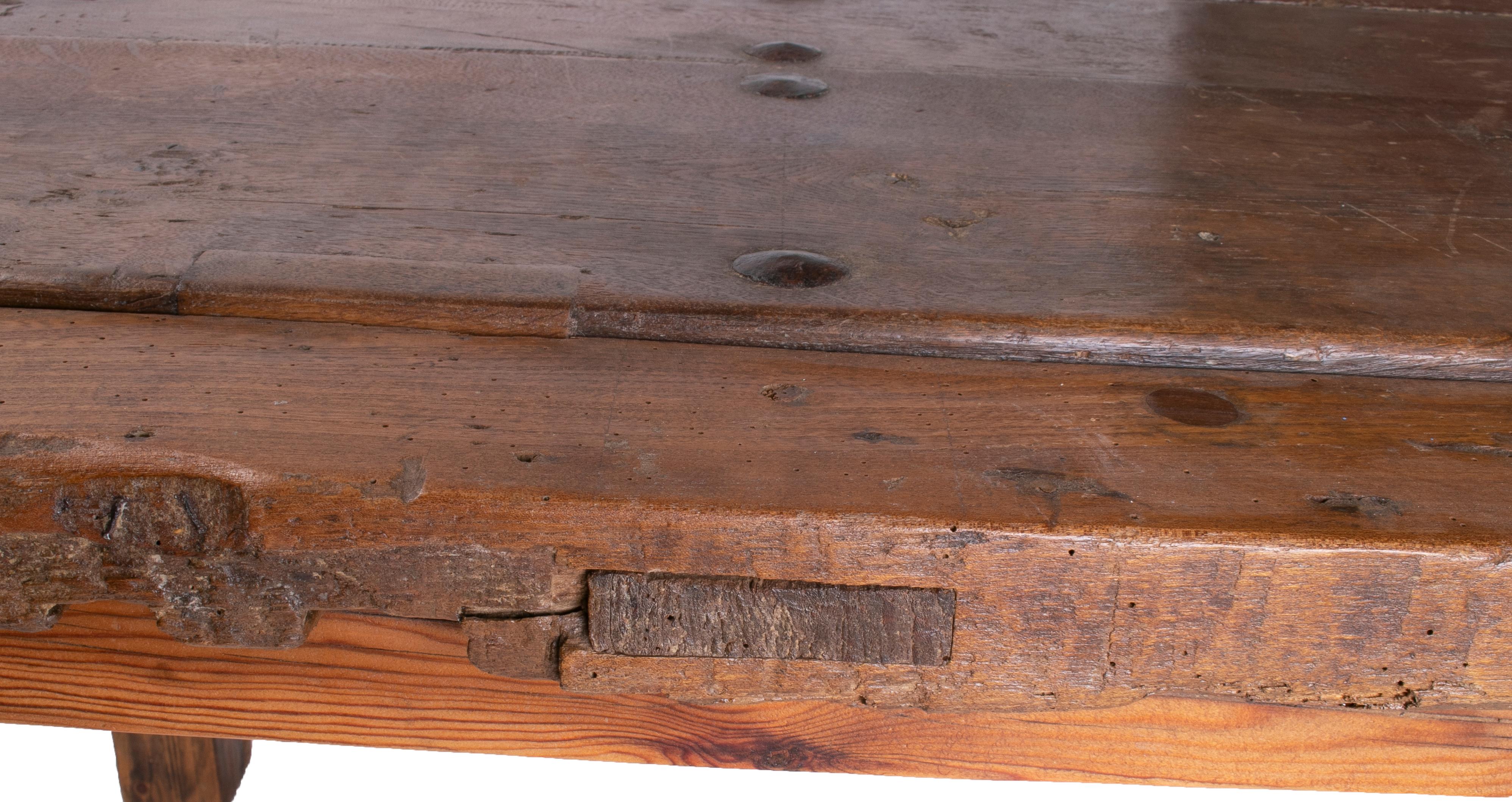 Spanische Tür aus dem 19. Jahrhundert mit Eisennägeln, umgewandelt in einen Tisch im Angebot 2
