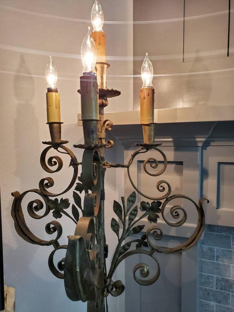 Addison Mizner Spanische Kolonial-Revival-Kandelaber-Stehlampe (Patiniert)
