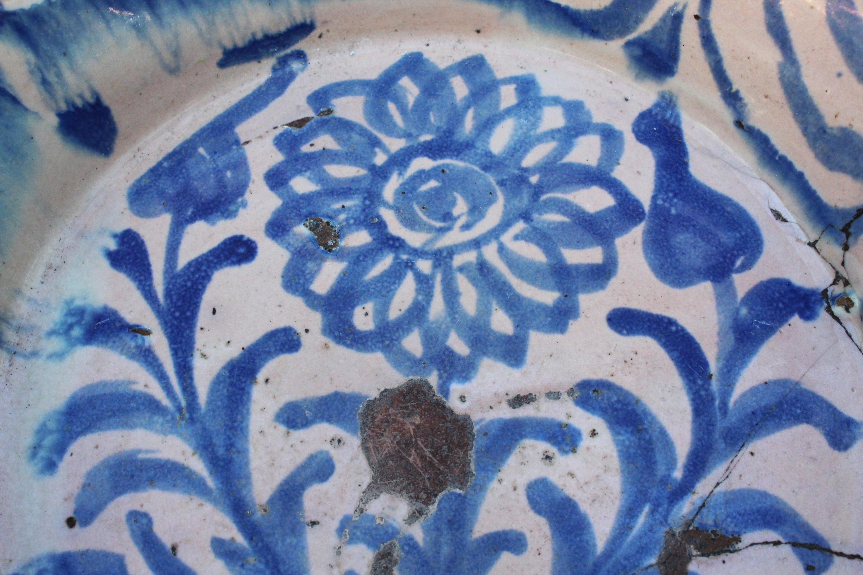 19th Century Spanish Fajalauza White and Blue Glazed Terracotta Plate In Fair Condition In Marbella, ES