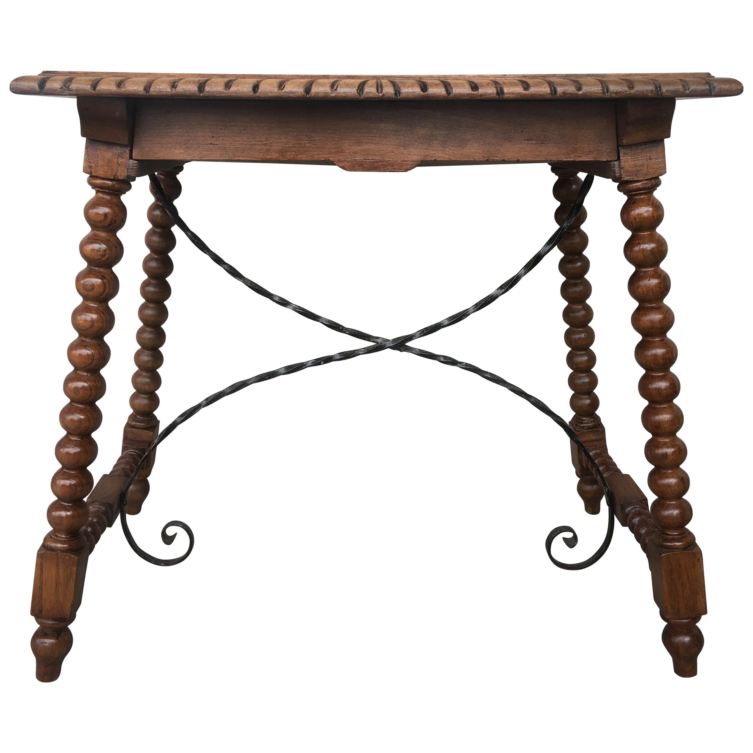 table de ferme espagnole du 19ème siècle, avec brancards en fer, plateau et tiroir sculptés à la main.

Une forme inhabituelle avec une belle patine brillante. Belle taille pour une table d'appoint ou de bout, ou comme table de lampe. Gracieux