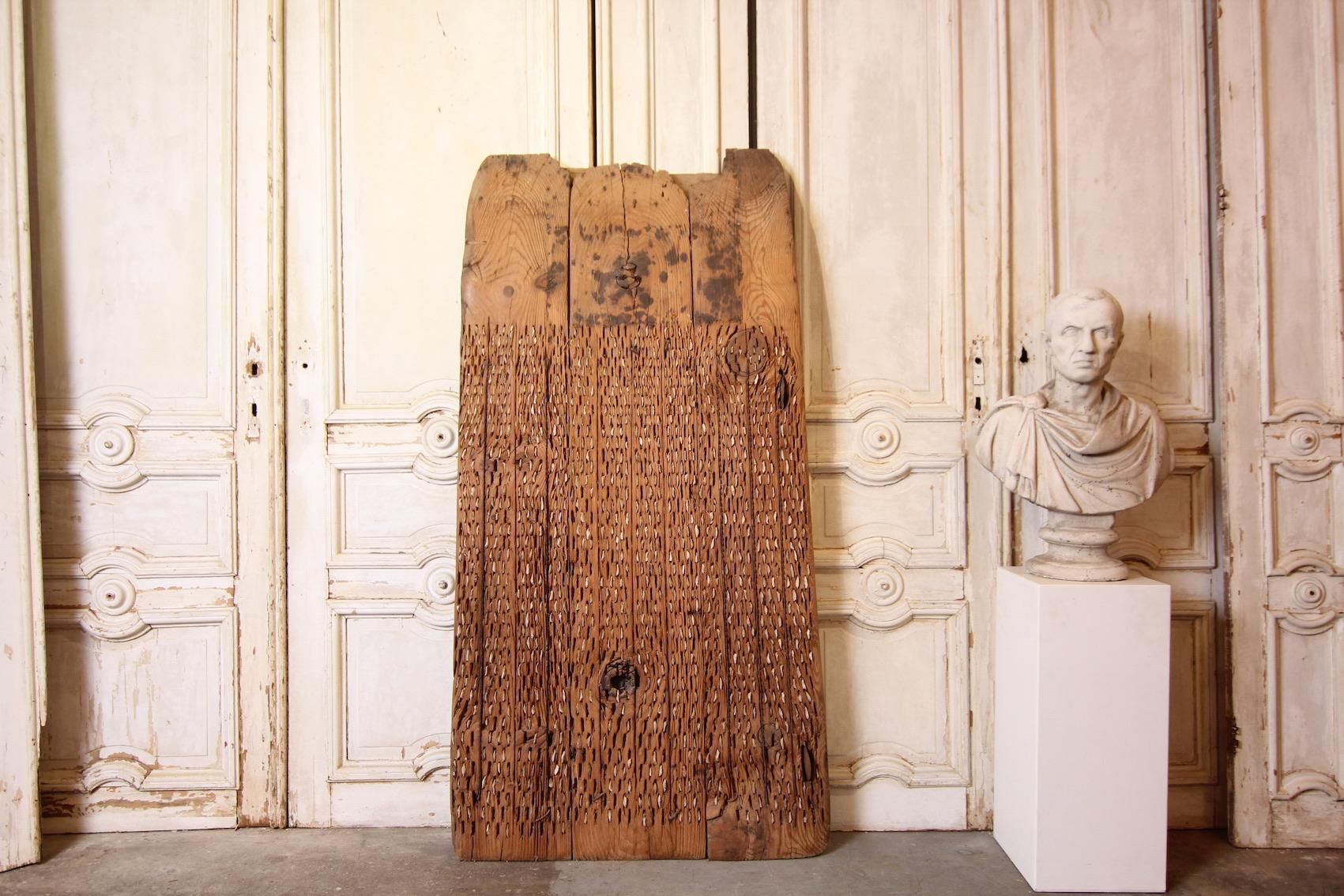 Decorative Spanish grain threshing board, so-called tribulum, from the 19th century.

Solid pine wood with wrought iron fittings, as well as iron serrated blades and hundreds of individual inserted stones.

Traditionally, the threshing board was