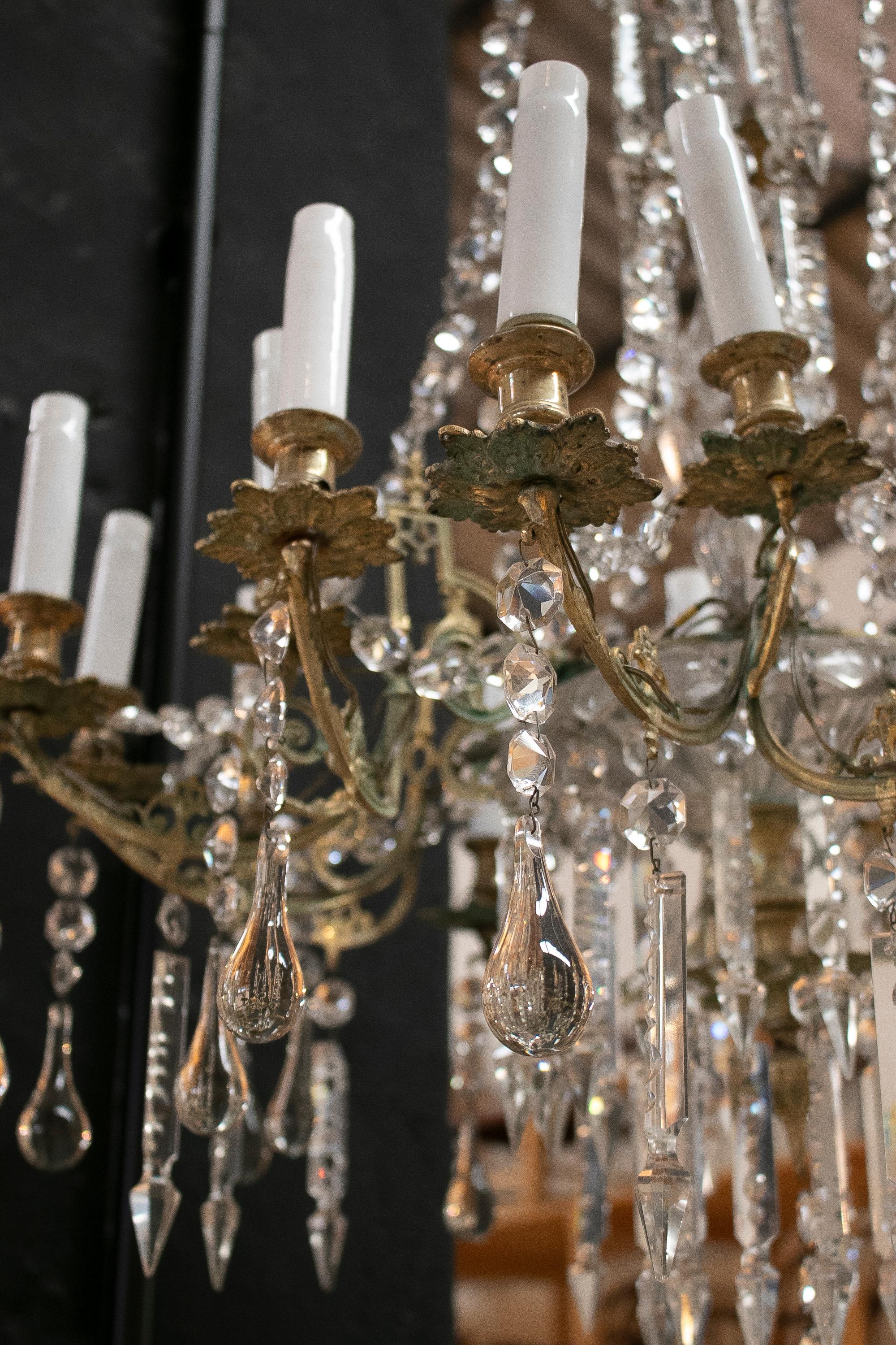 Lampadario spagnolo in bronzo dorato a fuoco del XIX secolo con decorazioni in cristallo in vendita 7