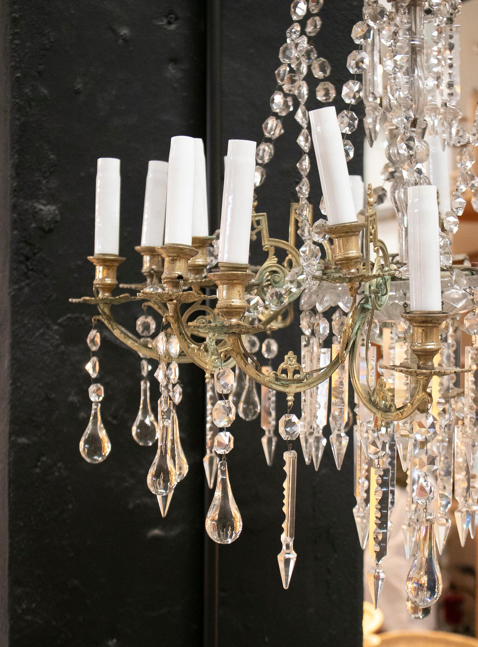 Bronzo Lampadario spagnolo in bronzo dorato a fuoco del XIX secolo con decorazioni in cristallo in vendita