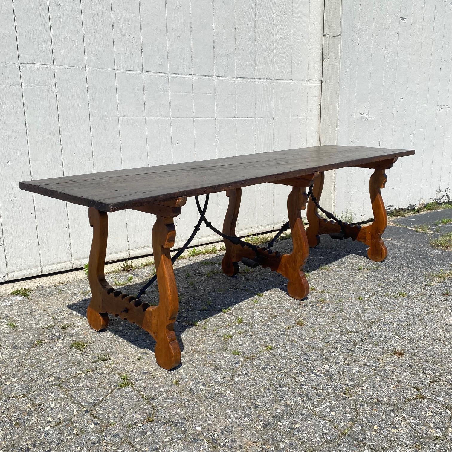 Table de salle à manger espagnole Fratino du 19e siècle à plateau unique et base monumentale en forme de lyre en vente 5