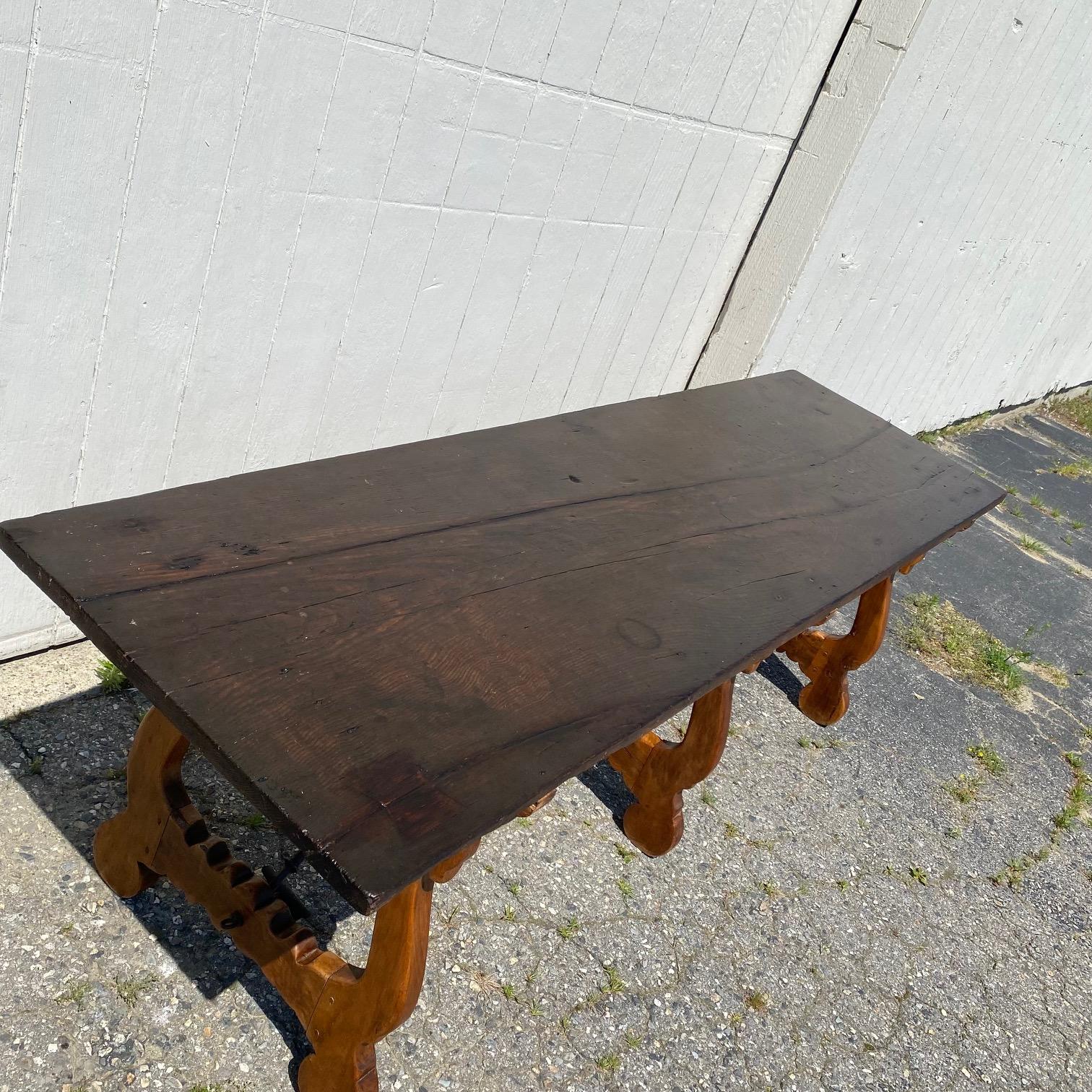 Espagnol Table de salle à manger espagnole Fratino du 19e siècle à plateau unique et base monumentale en forme de lyre en vente