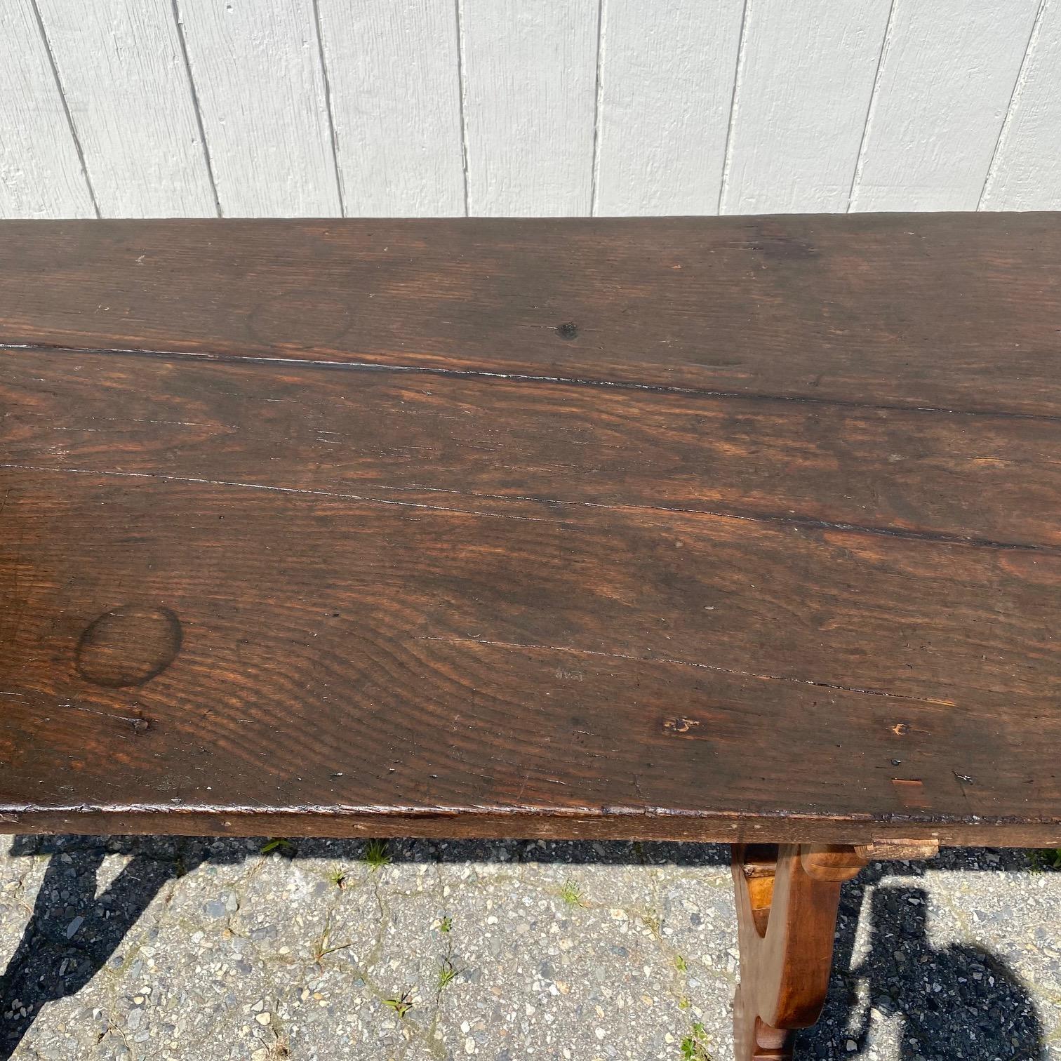 XIXe siècle Table de salle à manger espagnole Fratino du 19e siècle à plateau unique et base monumentale en forme de lyre en vente