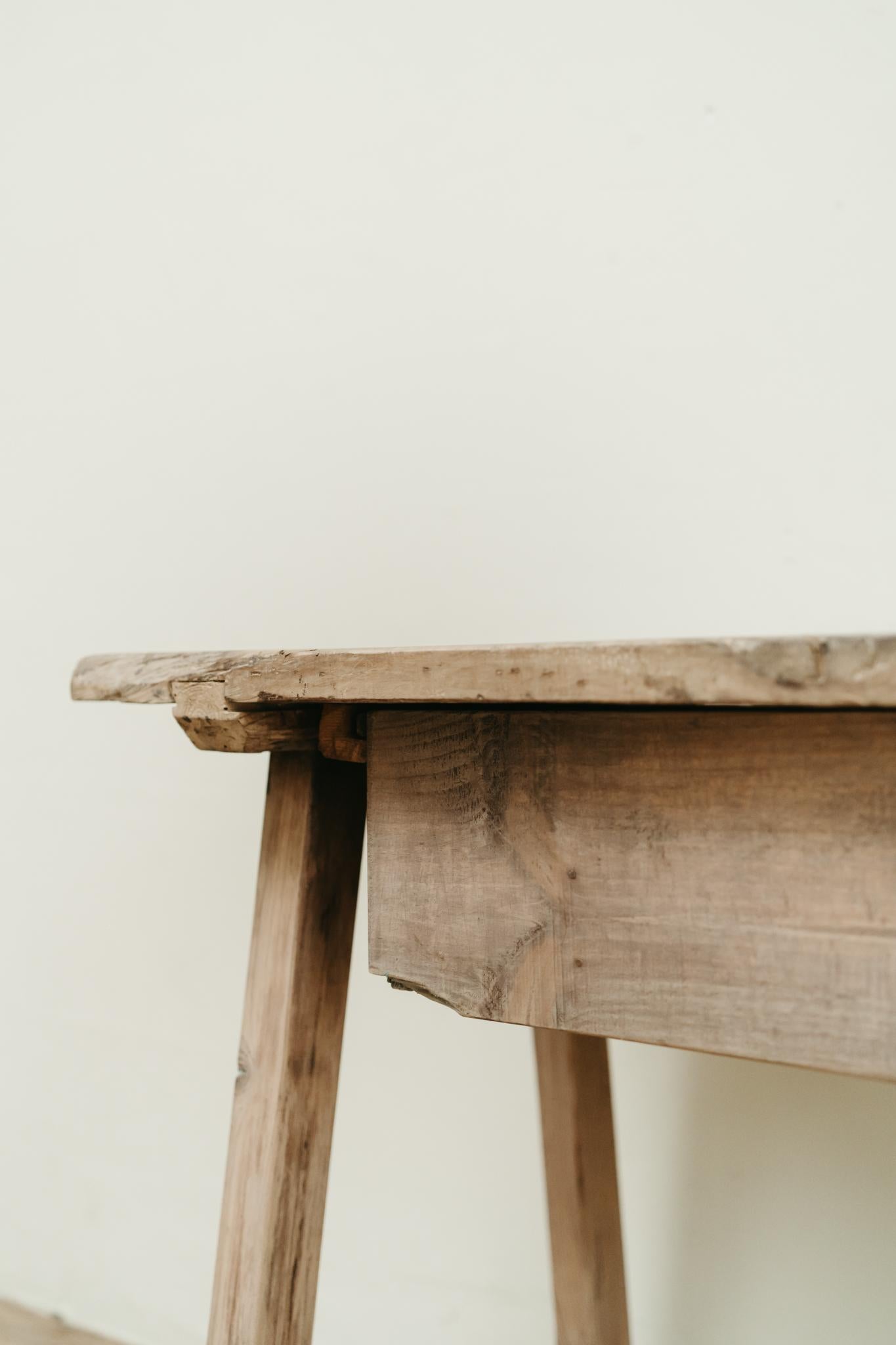 Mesa española de madera de frutal del siglo XIX en venta 8