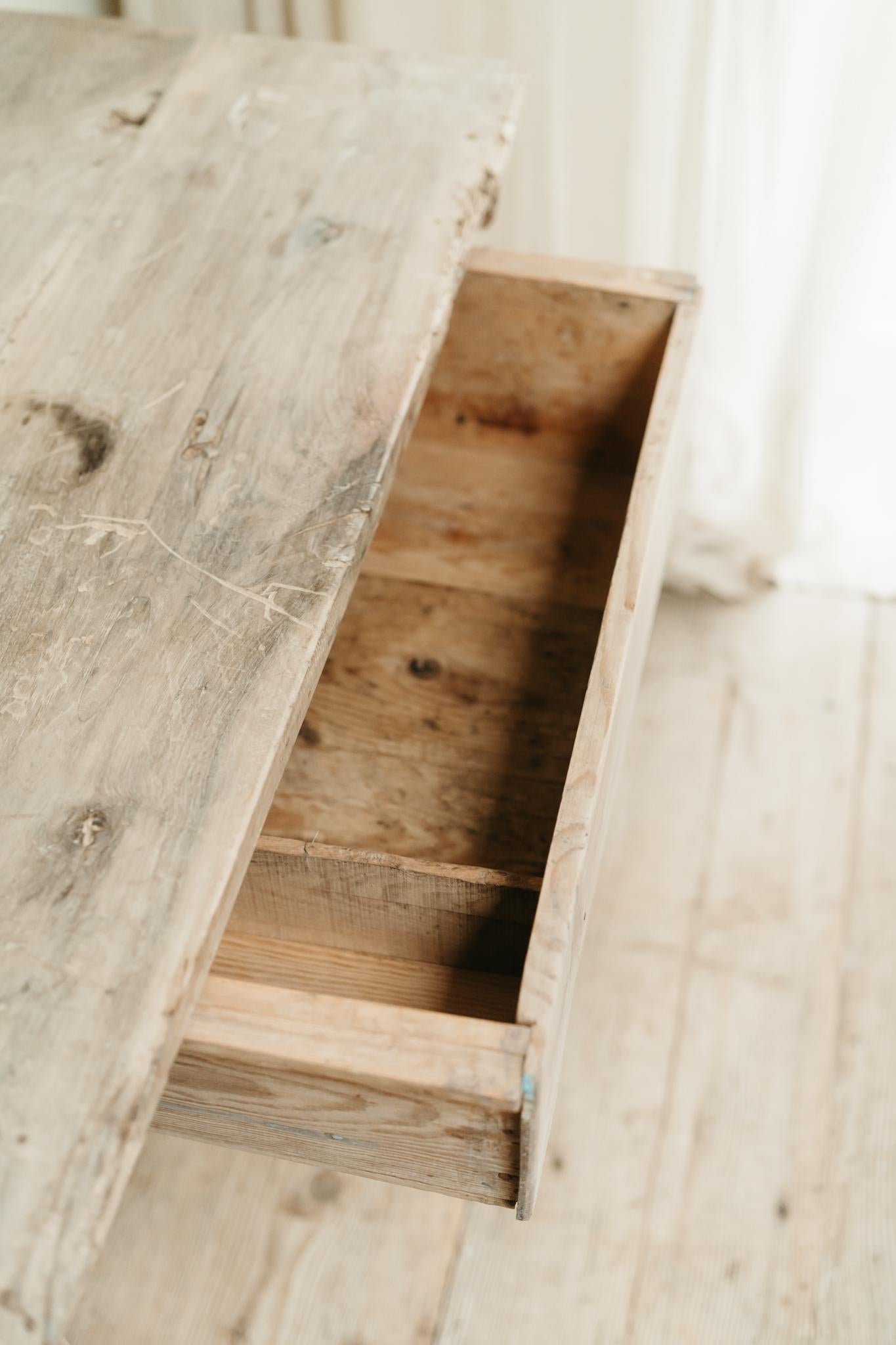 Mesa española de madera de frutal del siglo XIX en venta 11