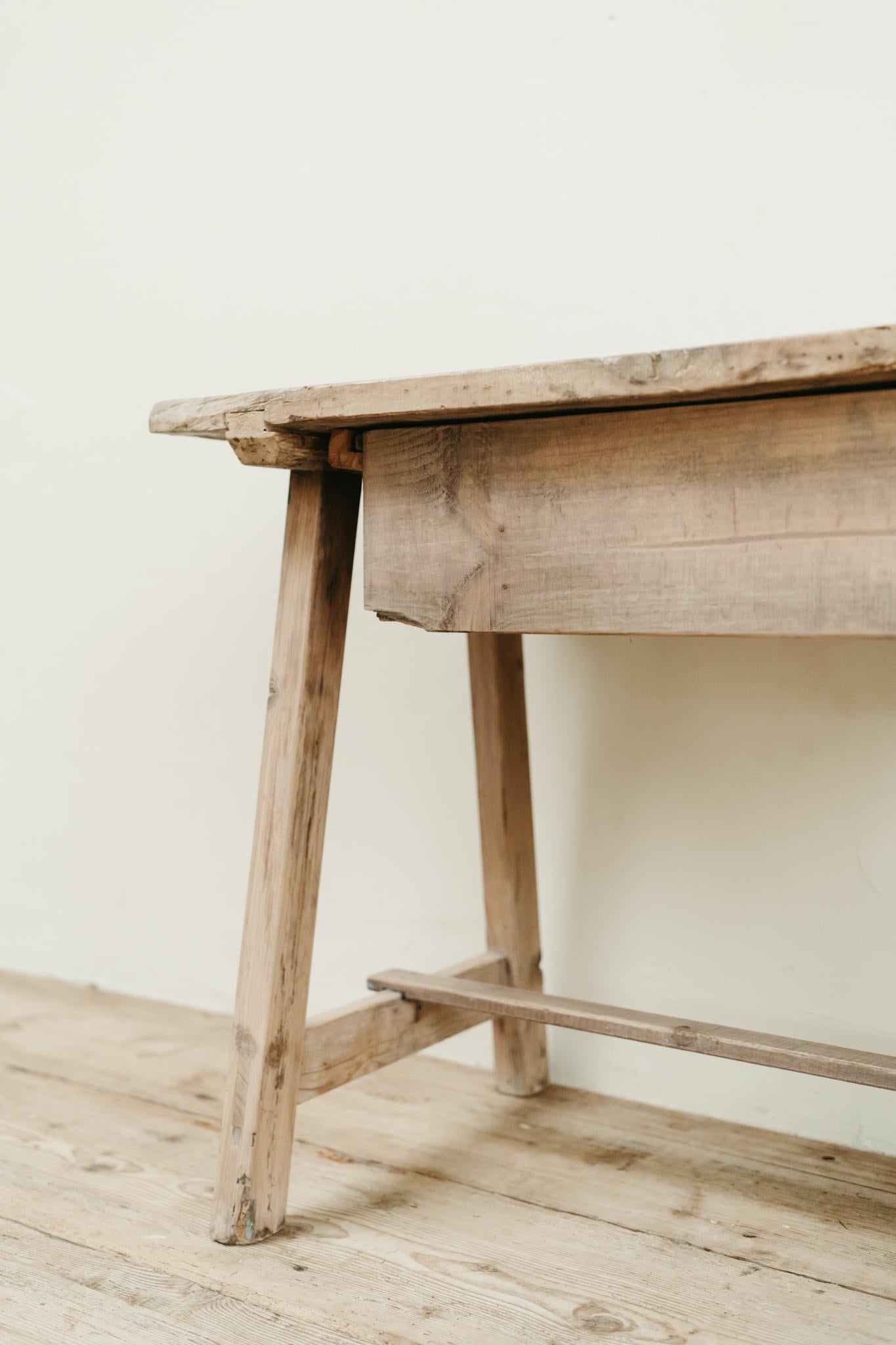 Mesa española de madera de frutal del siglo XIX en venta 12