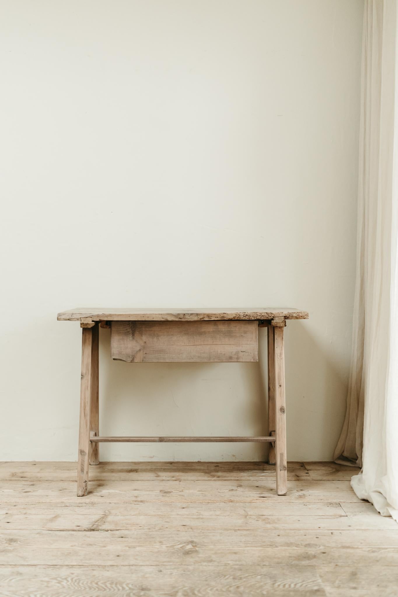 Bonita pátina en esta mesa española de madera de frutal ... 