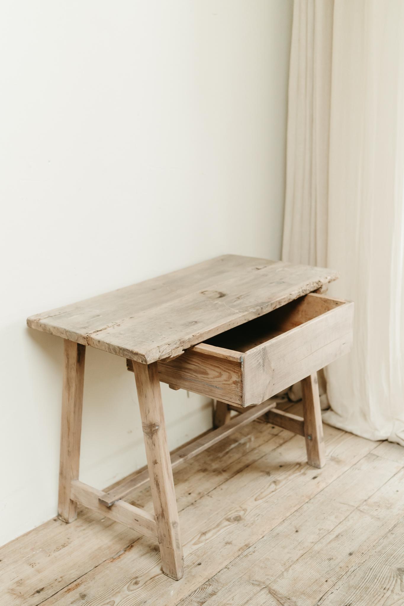 Mesa española de madera de frutal del siglo XIX Madera frutal en venta