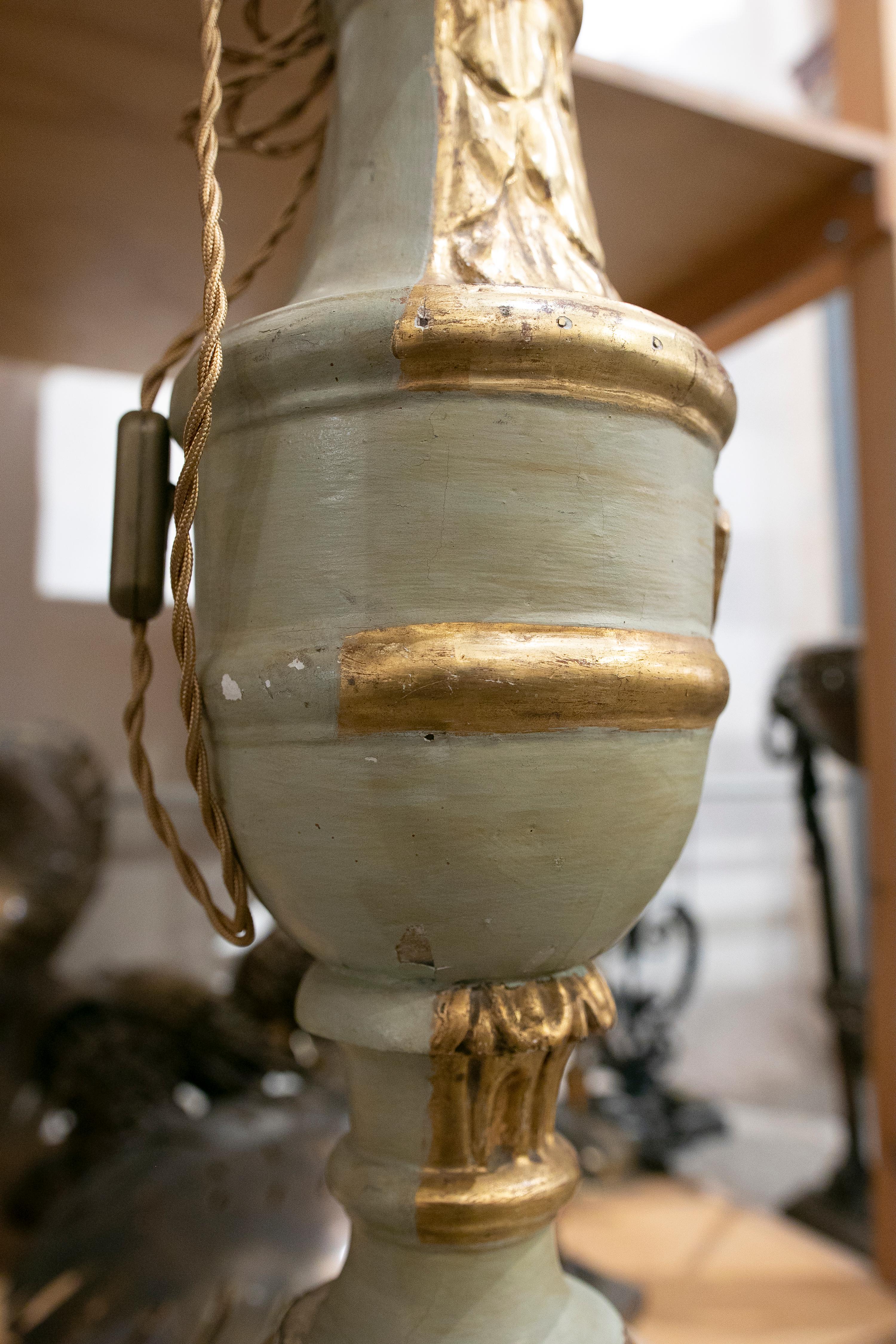 Antique lampe de table espagnole du 19ème siècle en bois doré tourné. 



