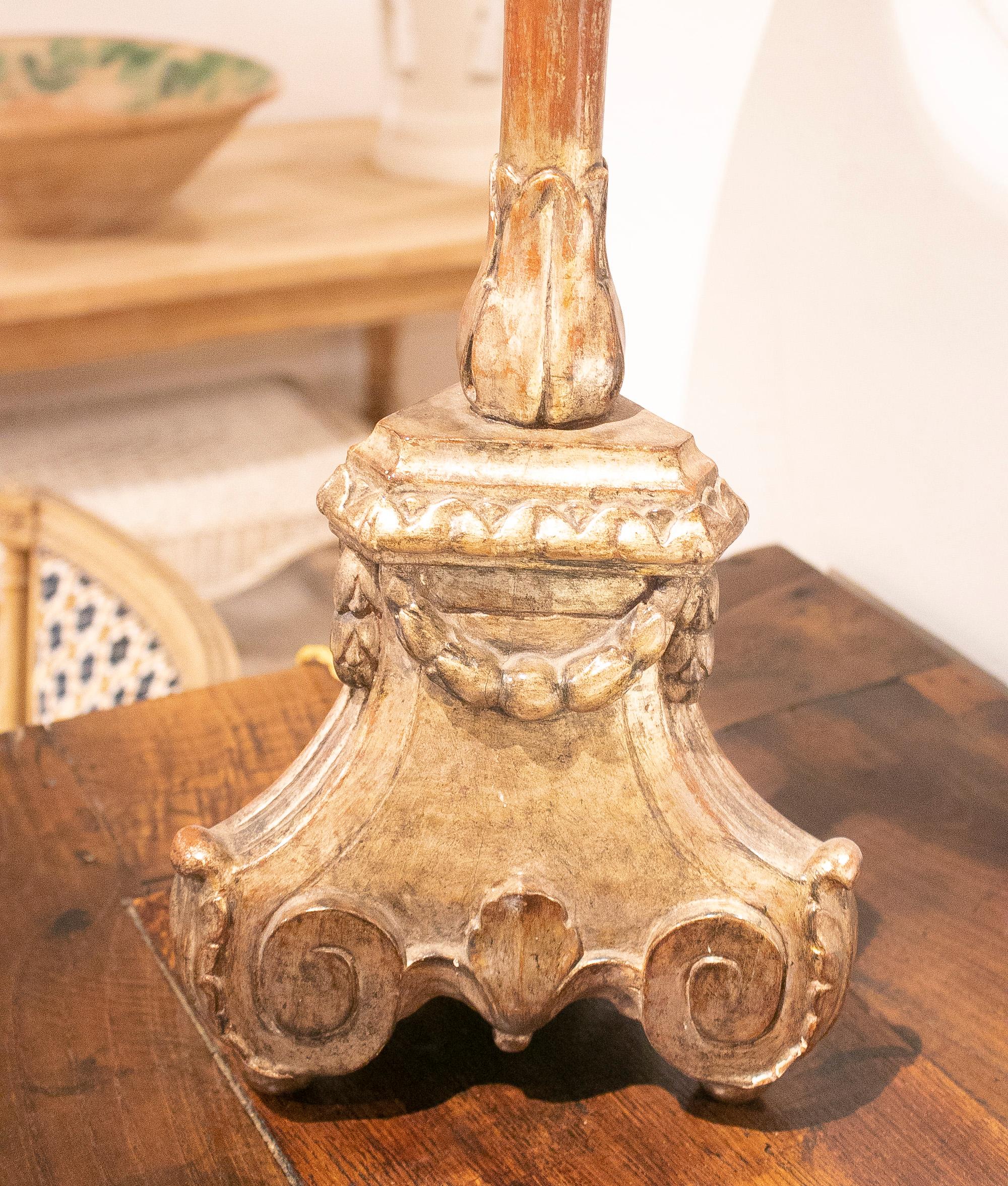 Lámpara de sobremesa torneada de madera dorada española del siglo XIX Madera en venta