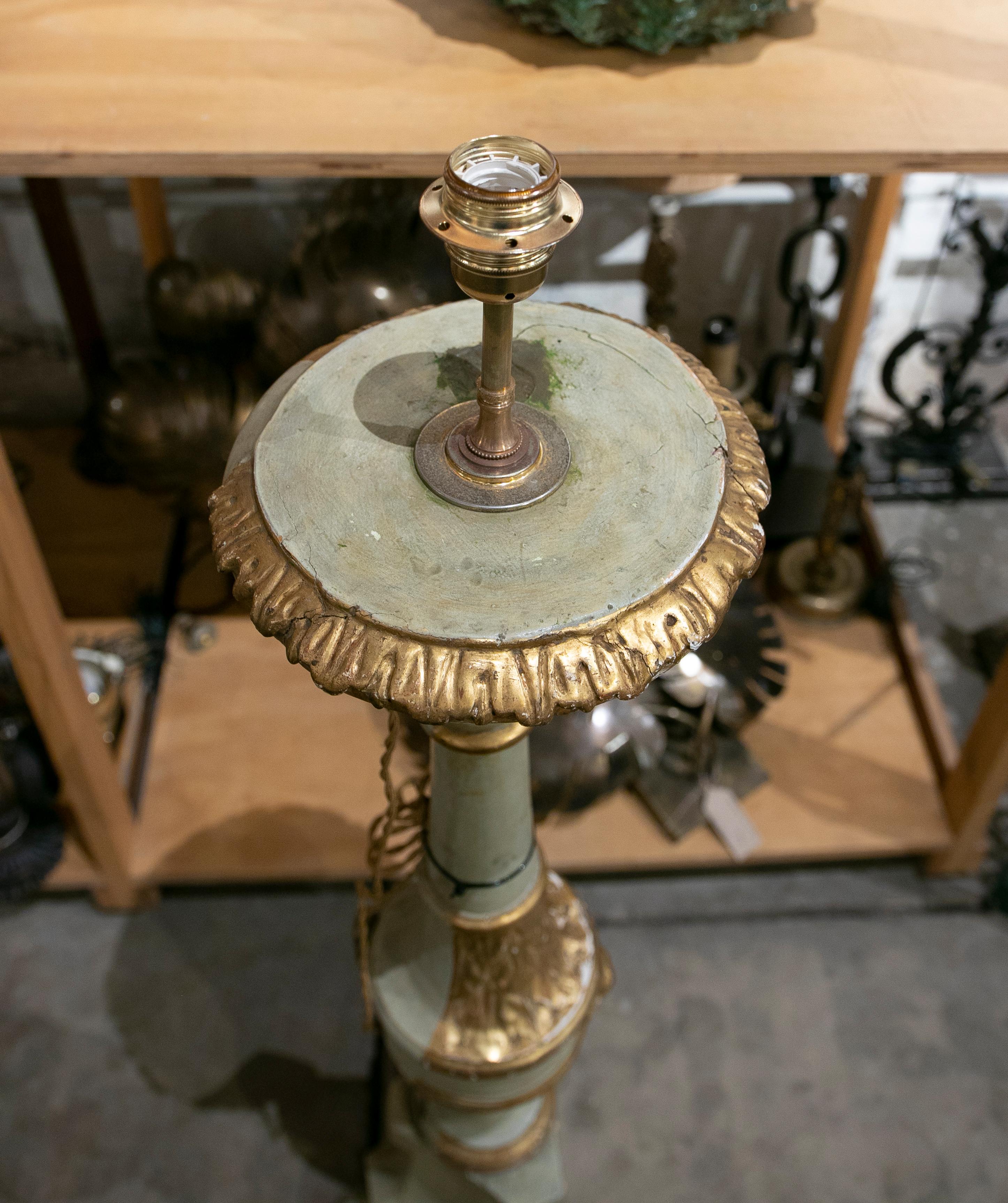 Bois Lampe de bureau espagnole du XIXe siècle en bois doré tourné, chandelier en vente