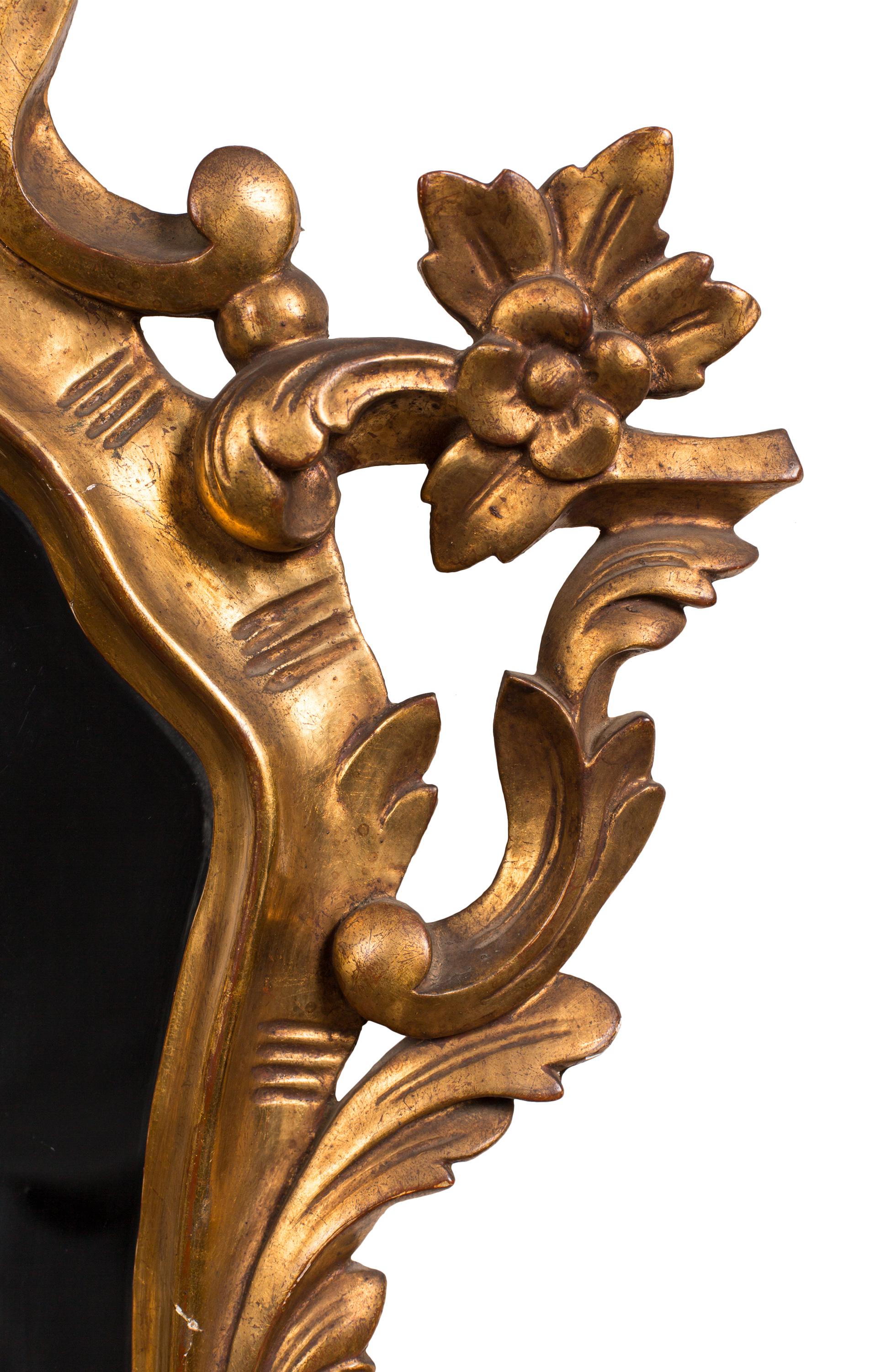 Ursprünglich für den Gebrauch mit Kerzen gedacht, wurde diese spanische Spiegelleuchte aus geschnitztem Goldholz aus dem 19. Jahrhundert elektrifiziert, und ihre zwei Fassungen können mit Kandelaberlampen bestückt werden. Der von der Königlichen